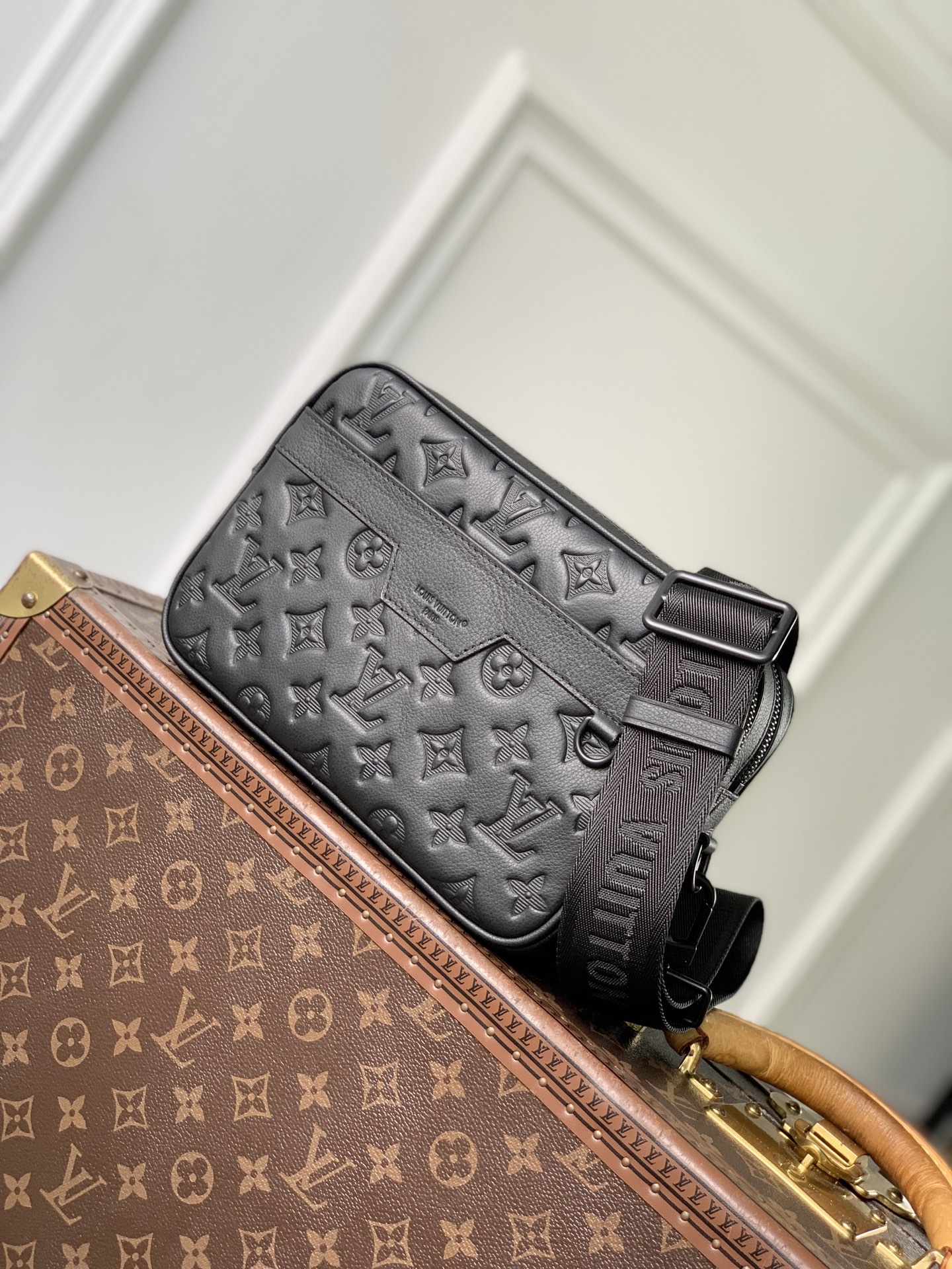 LV A貨壓花郵差包 黑色男士單肩斜挎包 潮流百搭