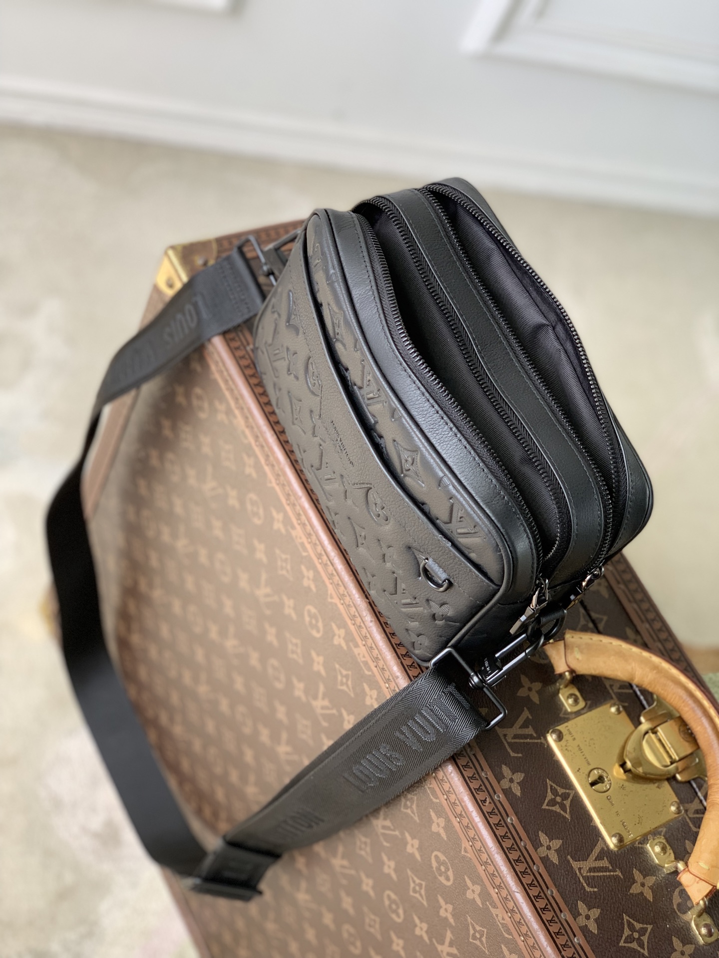 LV A貨壓花郵差包 黑色男士單肩斜挎包 潮流百搭| 15 LV A貨壓花郵差包 黑色男士單肩斜挎包 潮流百搭