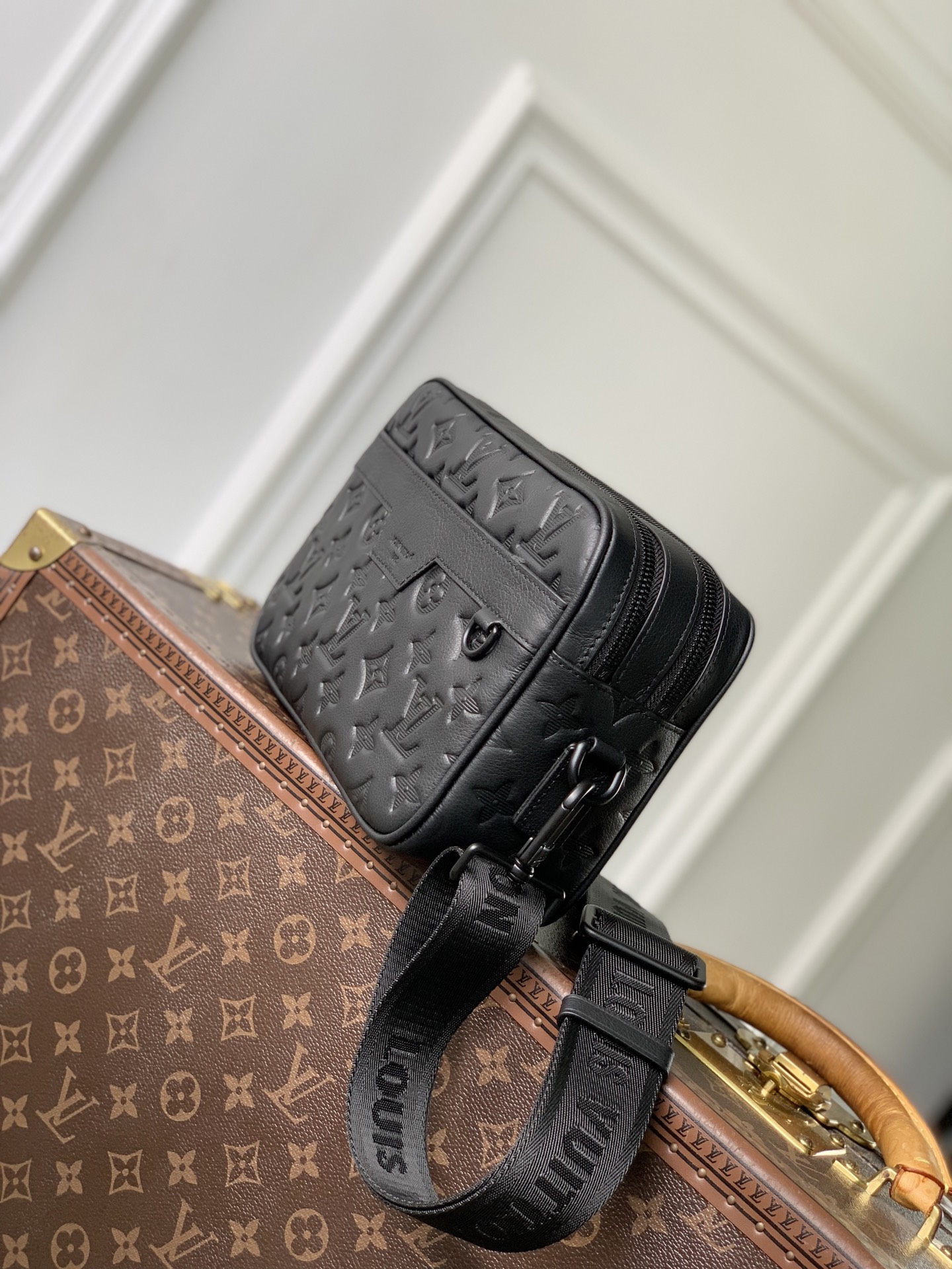 LV A貨壓花郵差包 黑色男士單肩斜挎包 潮流百搭| 14 LV A貨壓花郵差包 黑色男士單肩斜挎包 潮流百搭