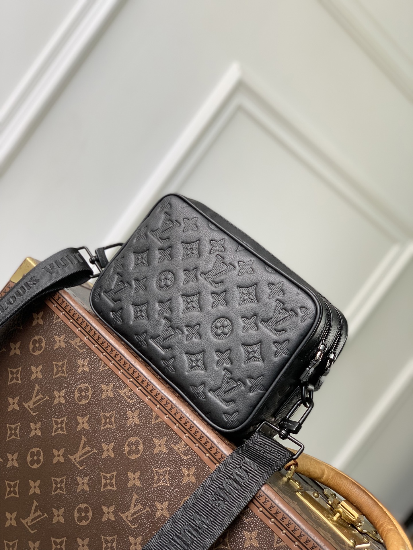 LV A貨壓花郵差包 黑色男士單肩斜挎包 潮流百搭| 13 LV A貨壓花郵差包 黑色男士單肩斜挎包 潮流百搭