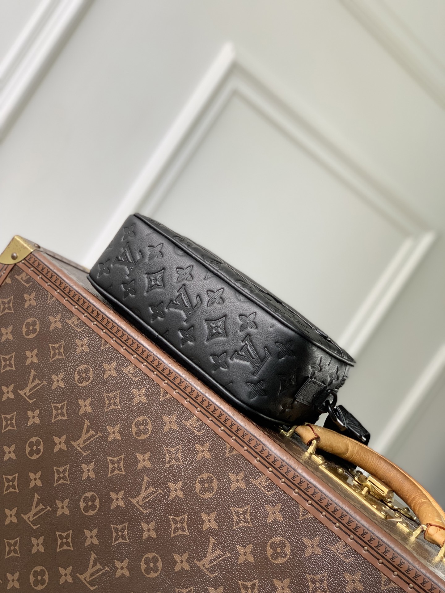 LV A貨壓花郵差包 黑色男士單肩斜挎包 潮流百搭| 12 LV A貨壓花郵差包 黑色男士單肩斜挎包 潮流百搭