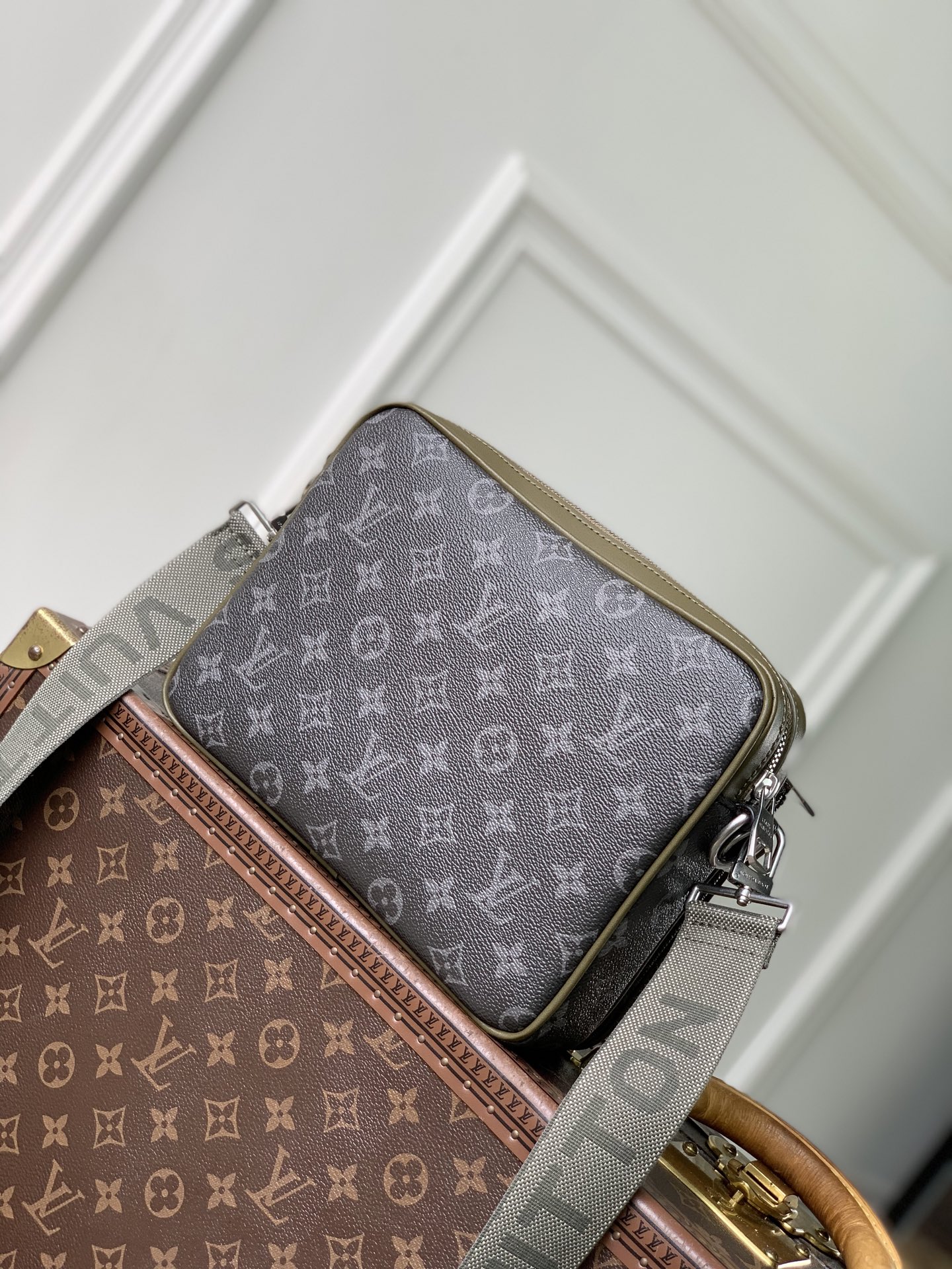 LV 復刻老花郵差包 灰色經典單肩斜挎包 潮流款| 13 LV 復刻老花郵差包 灰色經典單肩斜挎包 潮流款
