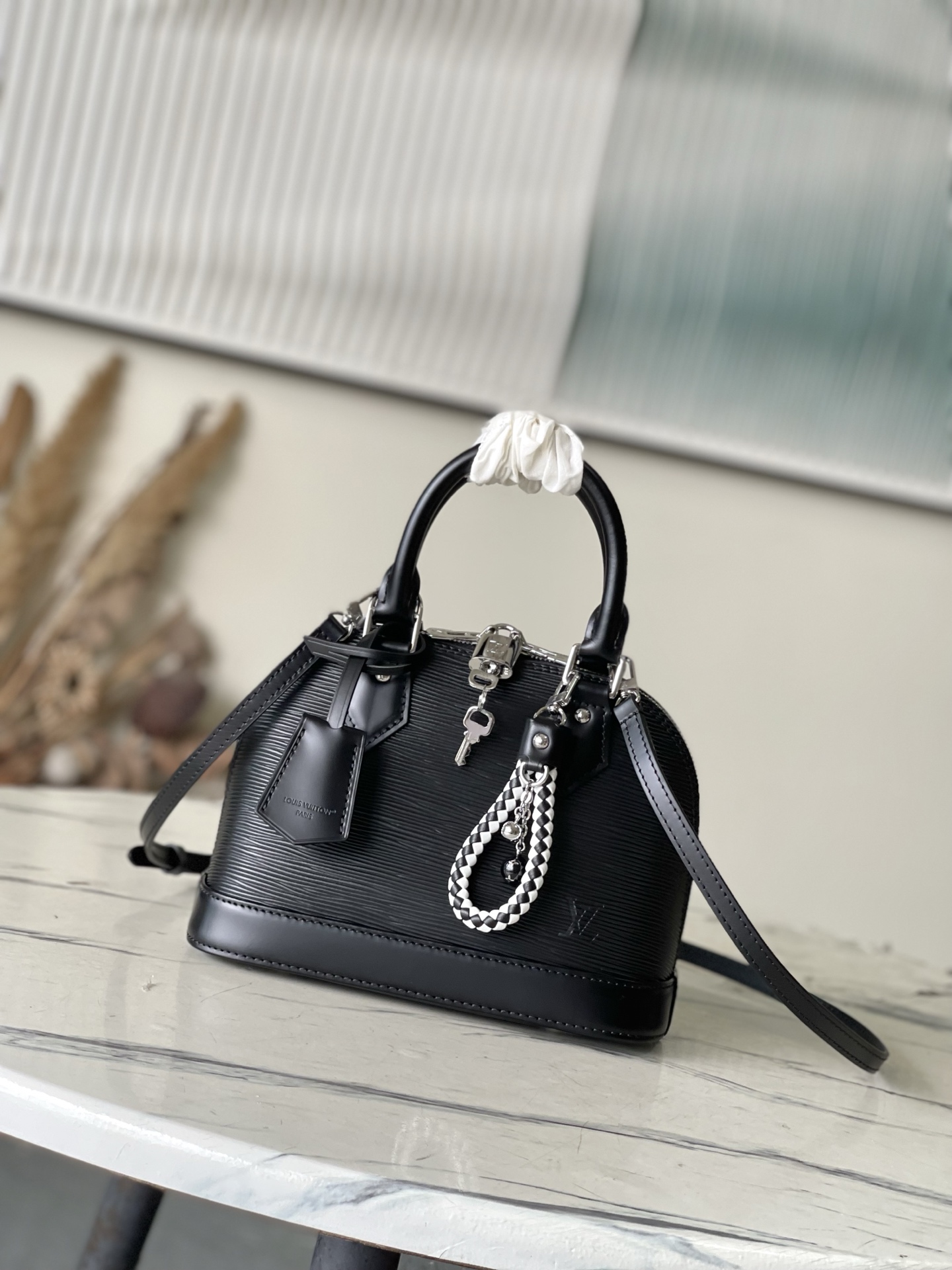 LV 高仿 Alma BB Epi 水波紋黑色手提包 經典迷你斜背女包