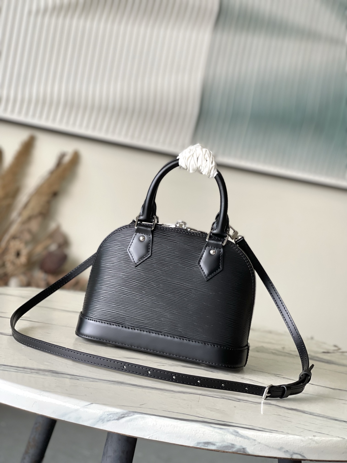 LV 高仿 Alma BB Epi 水波紋黑色手提包 經典迷你斜背女包