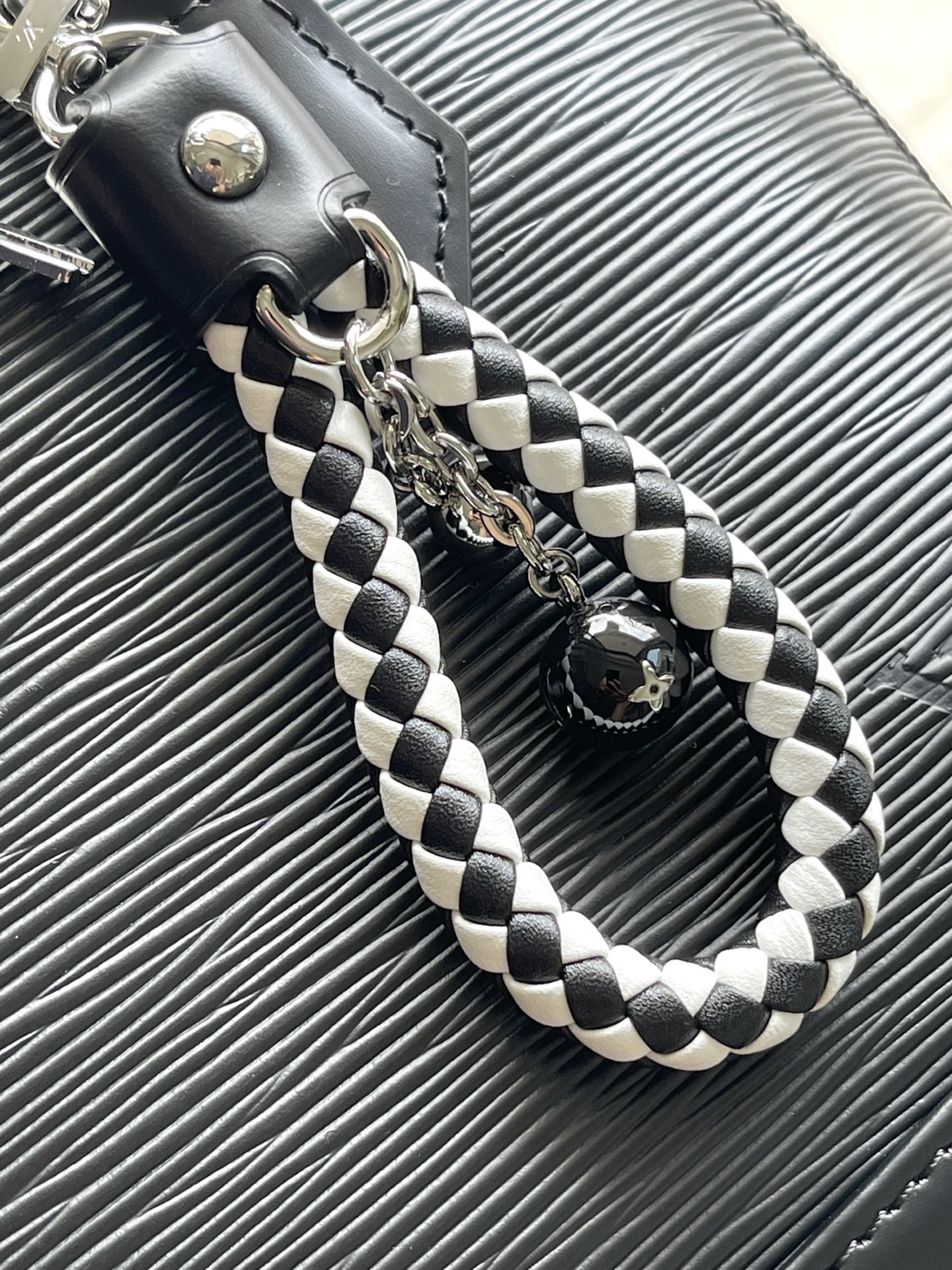 LV 高仿 Alma BB Epi 水波紋黑色手提包 經典迷你斜背女包