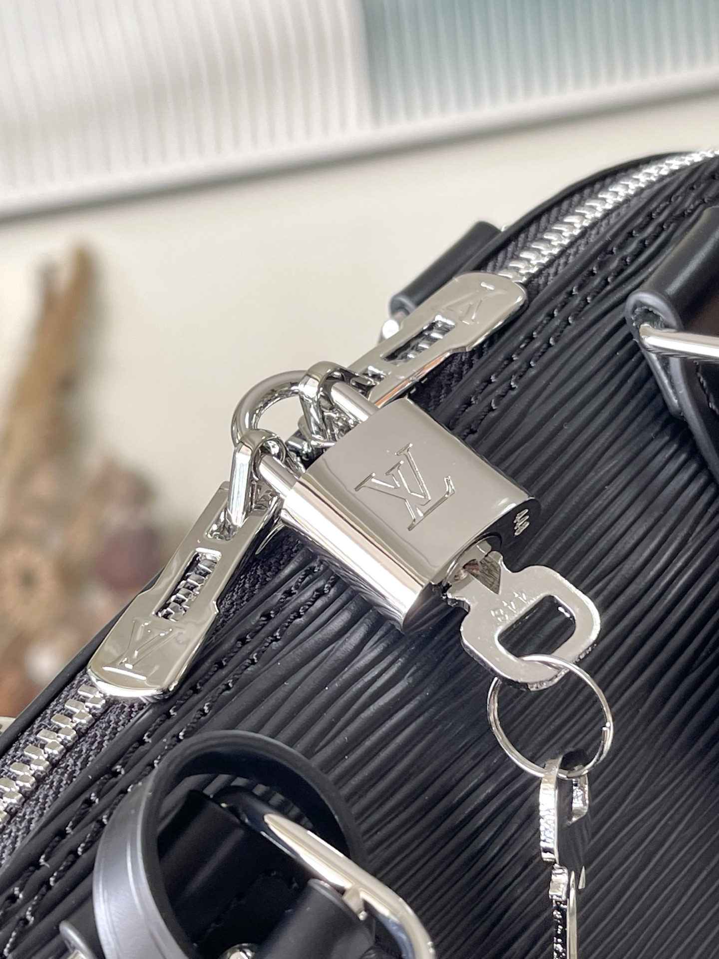 LV 高仿 Alma BB Epi 水波紋黑色手提包 經典迷你斜背女包