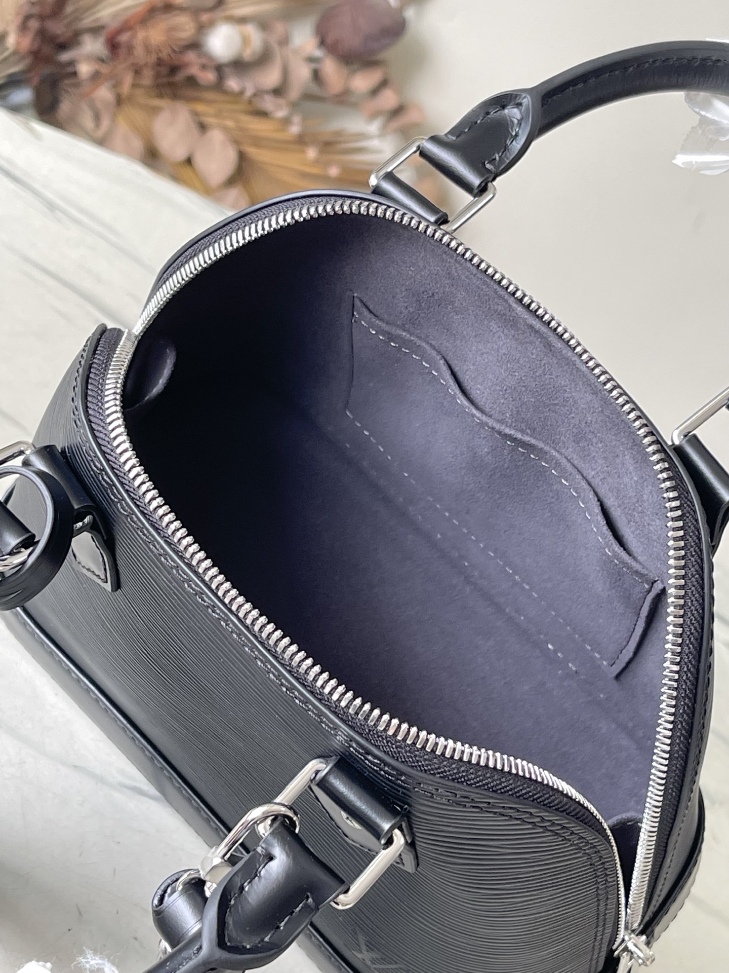 LV 高仿 Alma BB Epi 水波紋黑色手提包 經典迷你斜背女包