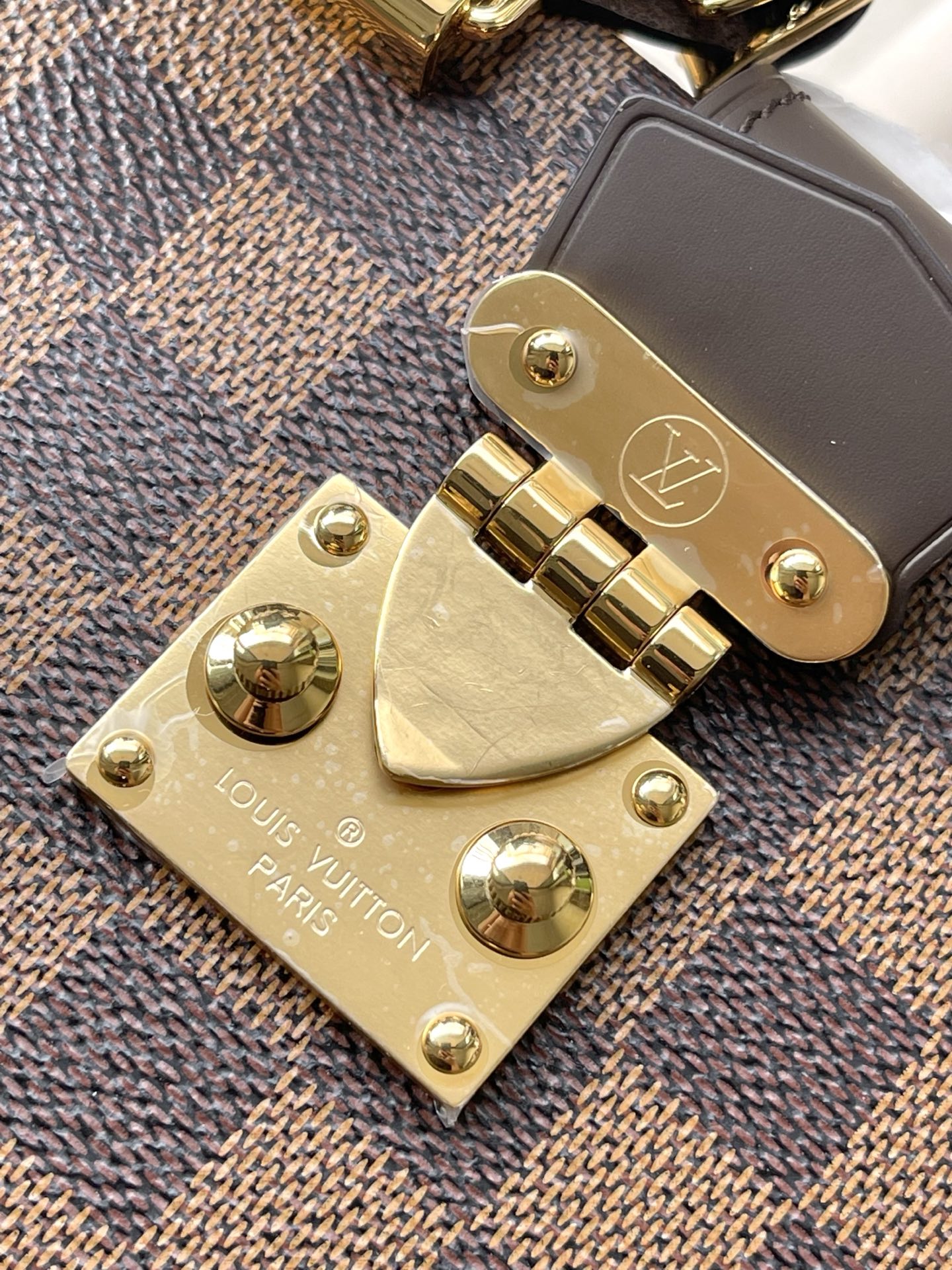 LV 一比一 Damier Ebene 棋盤格 Petite Malle 小硬箱手提斜背包| 11 LV 一比一 Damier Ebene 棋盤格 Petite Malle 小硬箱手提斜背包