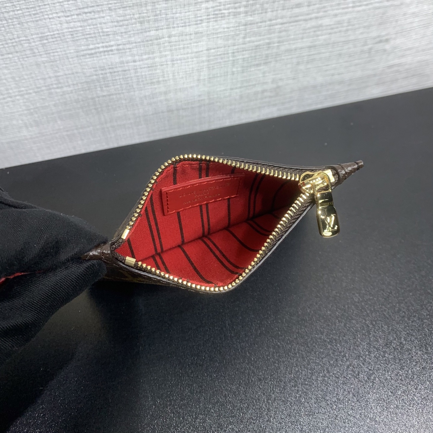LV 復刻老花斜挎包 紅色肩帶單肩包附收納小包| 19 LV 復刻老花斜挎包 紅色肩帶單肩包附收納小包