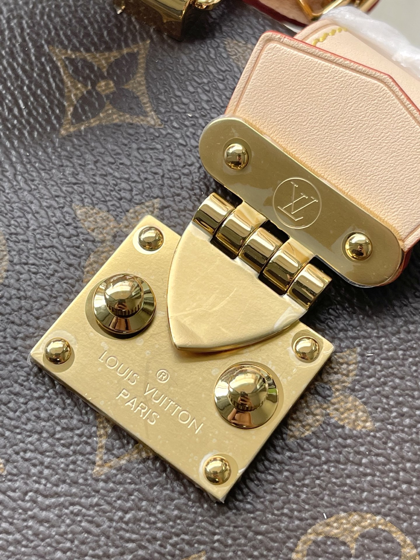 LV 高仿 Monogram 老花 Petite Malle 小硬箱手提包 迷你斜背包| 11 LV 高仿 Monogram 老花 Petite Malle 小硬箱手提包 迷你斜背包