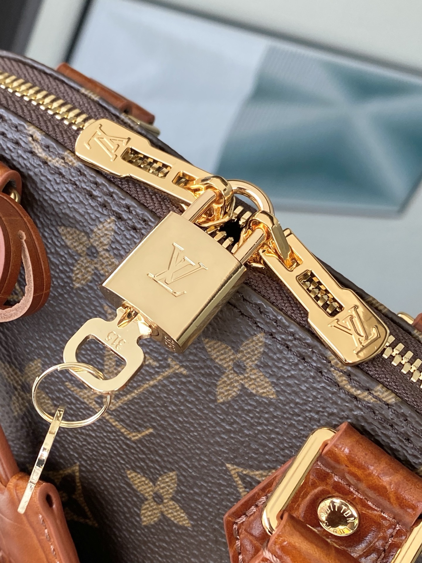 LV 原單 Alma BB Monogram 老花棕色鱷魚紋拼接手提斜背包| 16 LV 原單 Alma BB Monogram 老花棕色鱷魚紋拼接手提斜背包