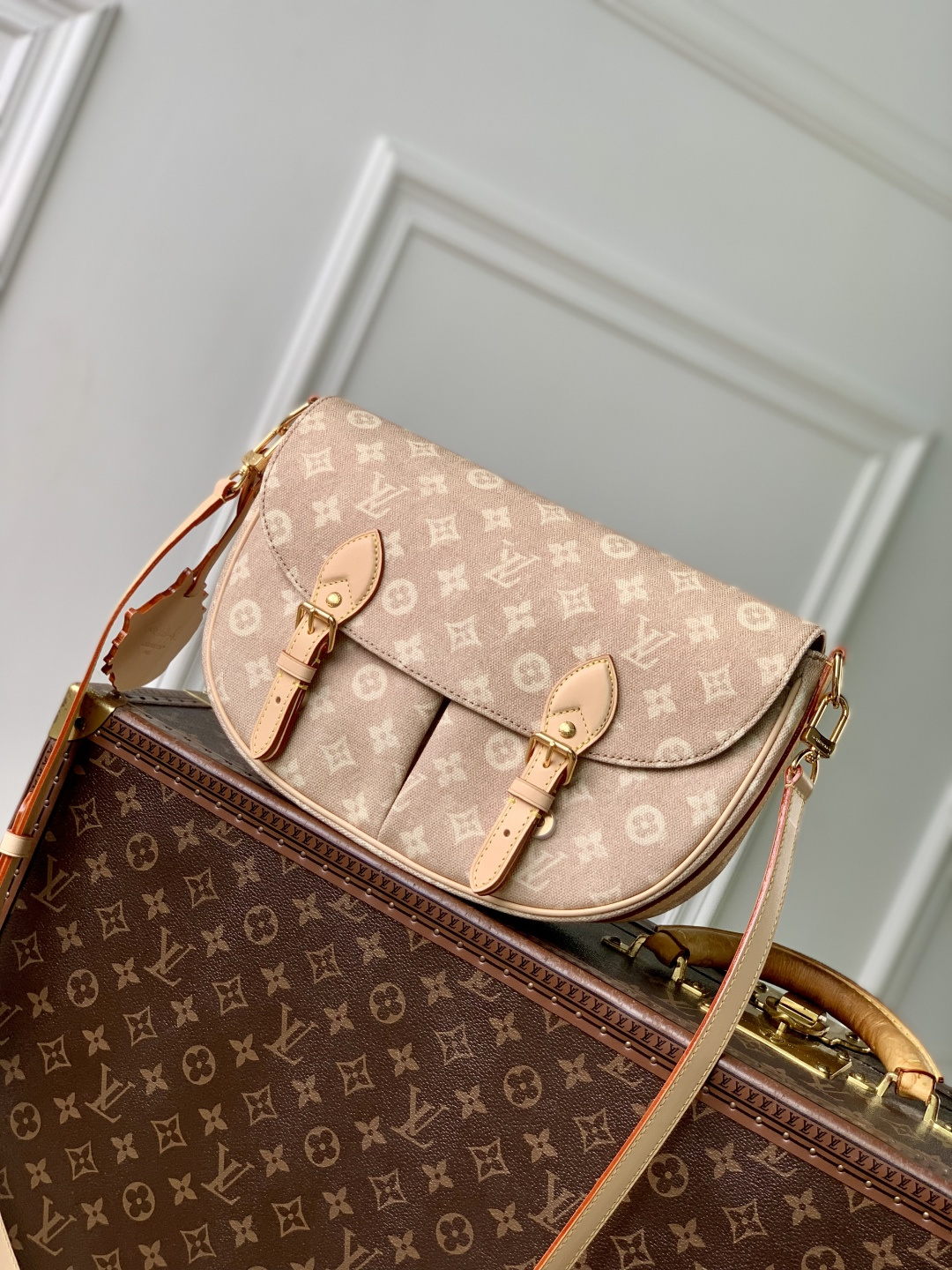 LV 高仿 Monogram 淺粉色帆布雙扣郵差包 女士單肩斜背包