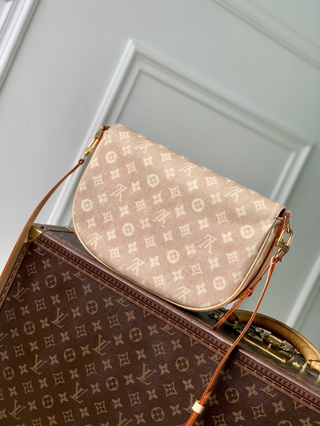 LV 高仿 Monogram 淺粉色帆布雙扣郵差包 女士單肩斜背包| 13 LV 高仿 Monogram 淺粉色帆布雙扣郵差包 女士單肩斜背包