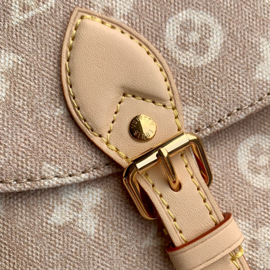 LV 高仿 Monogram 淺粉色帆布雙扣郵差包 女士單肩斜背包| 9 LV 高仿 Monogram 淺粉色帆布雙扣郵差包 女士單肩斜背包