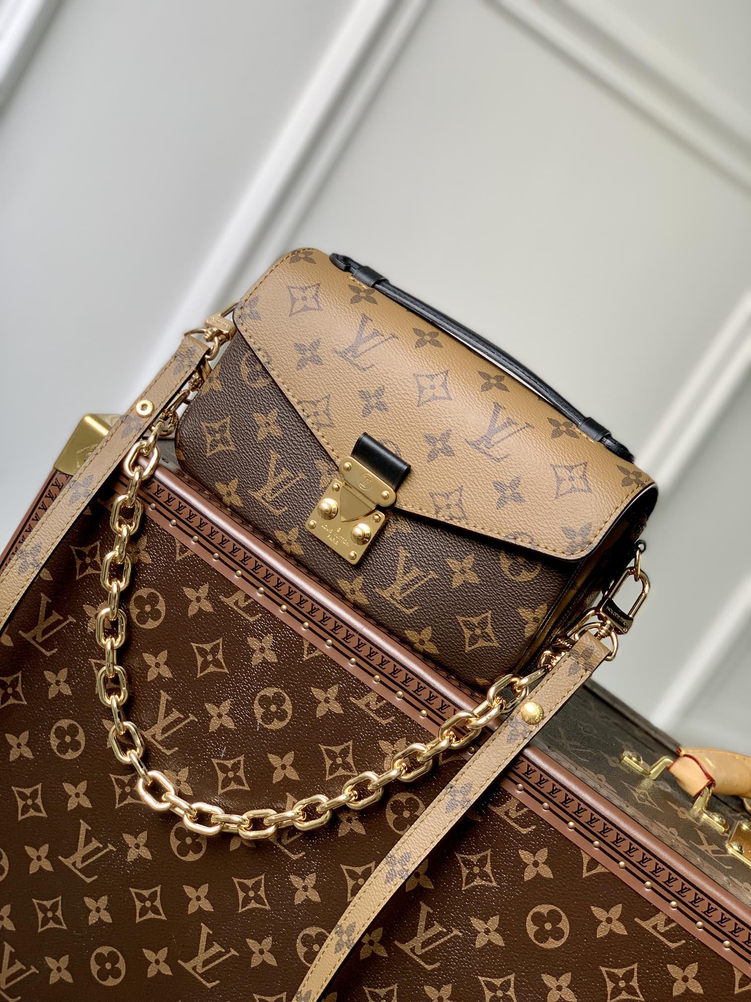 LV 高仿 Monogram 雙色老花鏈條斜背包 金扣翻蓋女士單肩包