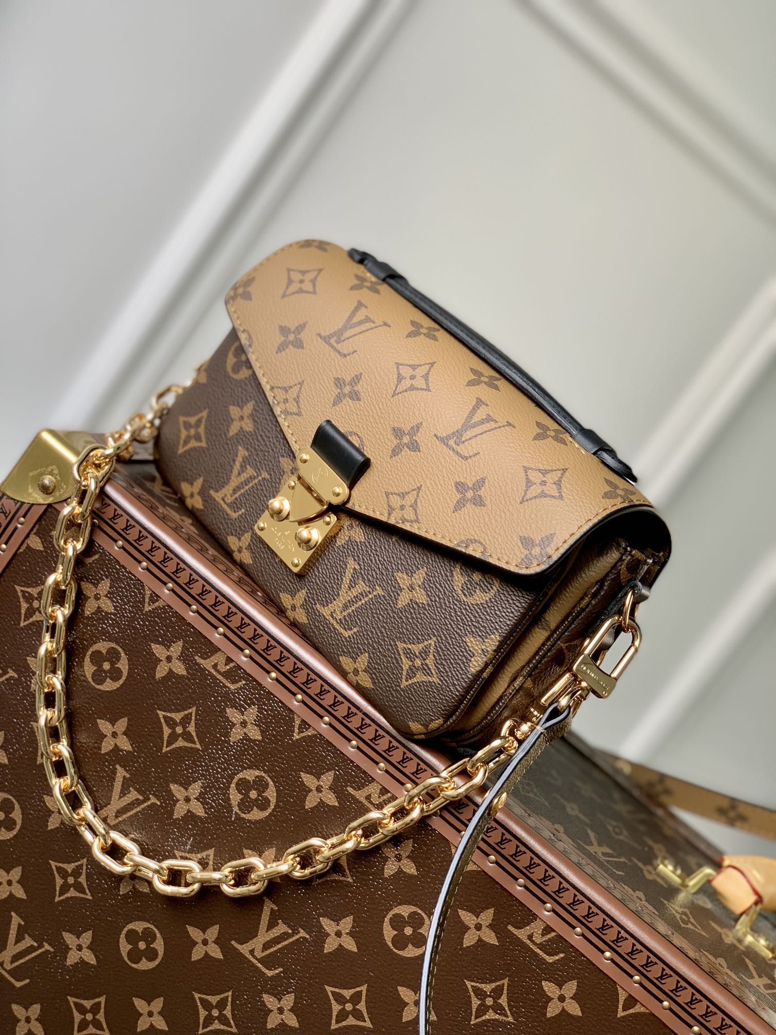 LV 高仿 Monogram 雙色老花鏈條斜背包 金扣翻蓋女士單肩包