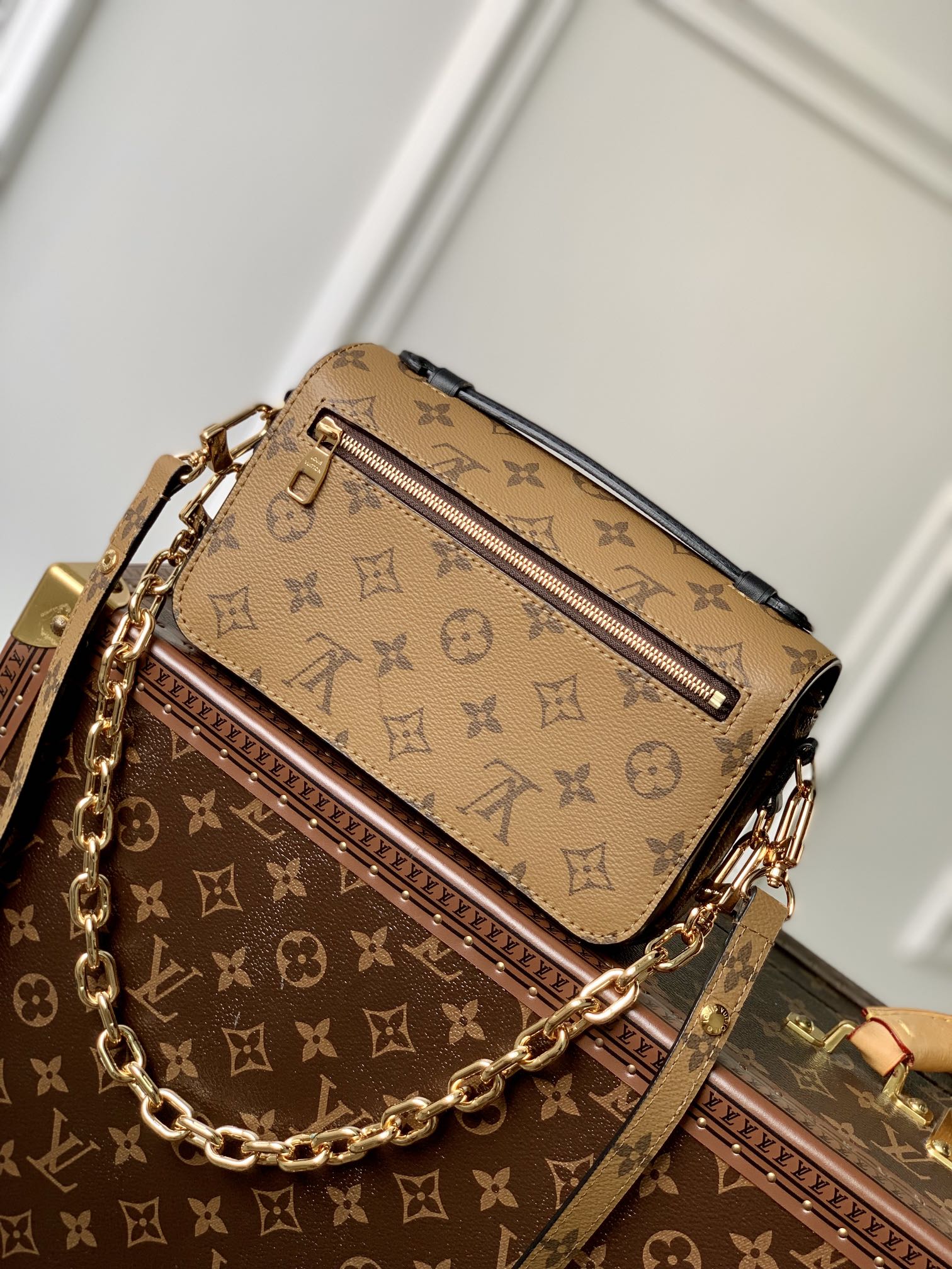 LV 高仿 Monogram 雙色老花鏈條斜背包 金扣翻蓋女士單肩包