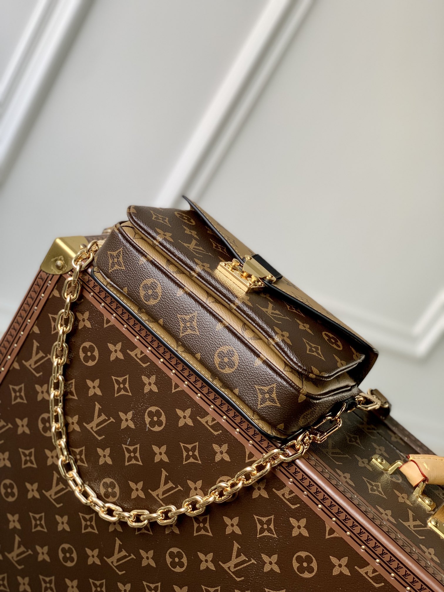 LV 高仿 Monogram 雙色老花鏈條斜背包 金扣翻蓋女士單肩包