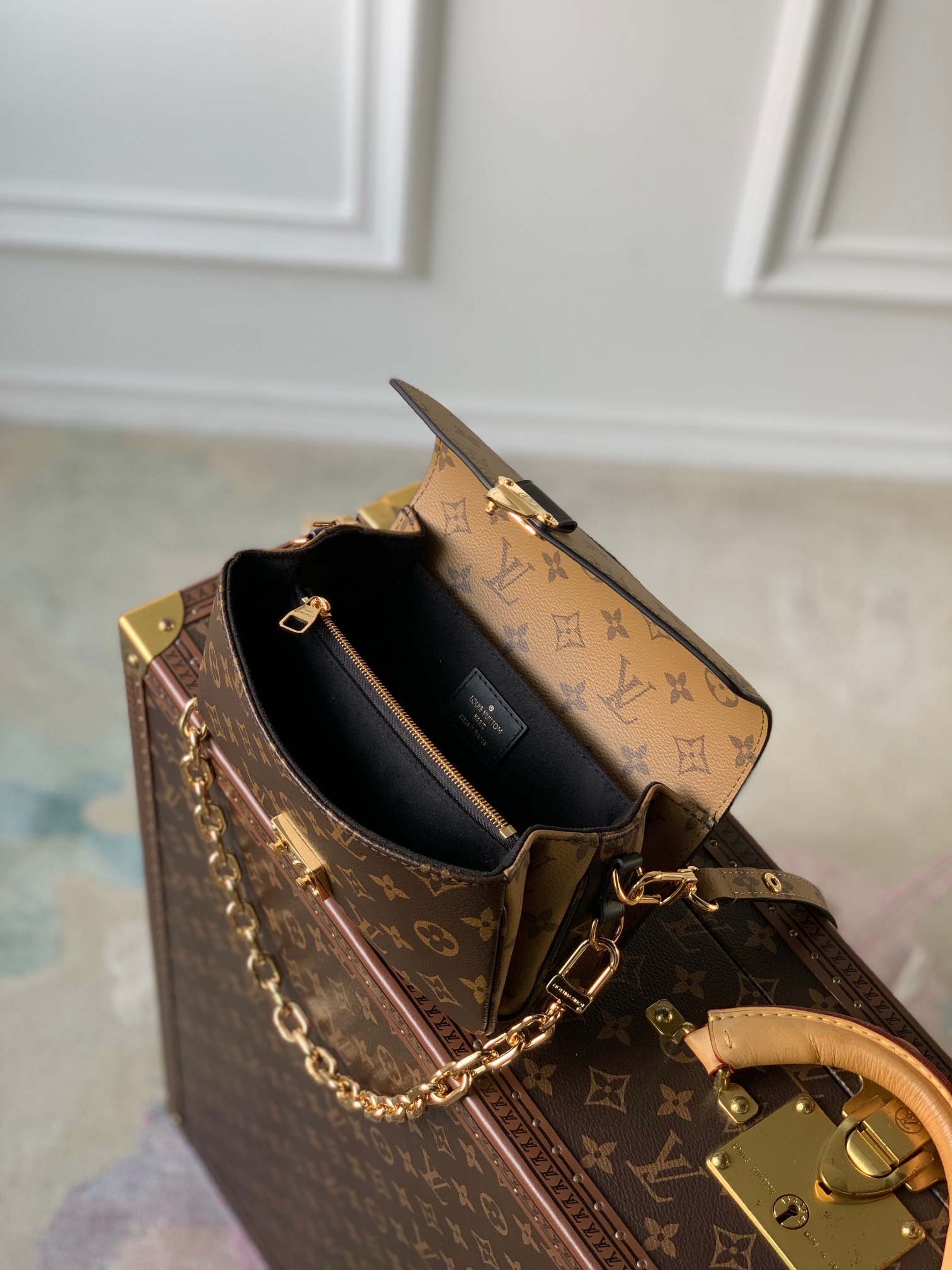 LV 高仿 Monogram 雙色老花鏈條斜背包 金扣翻蓋女士單肩包