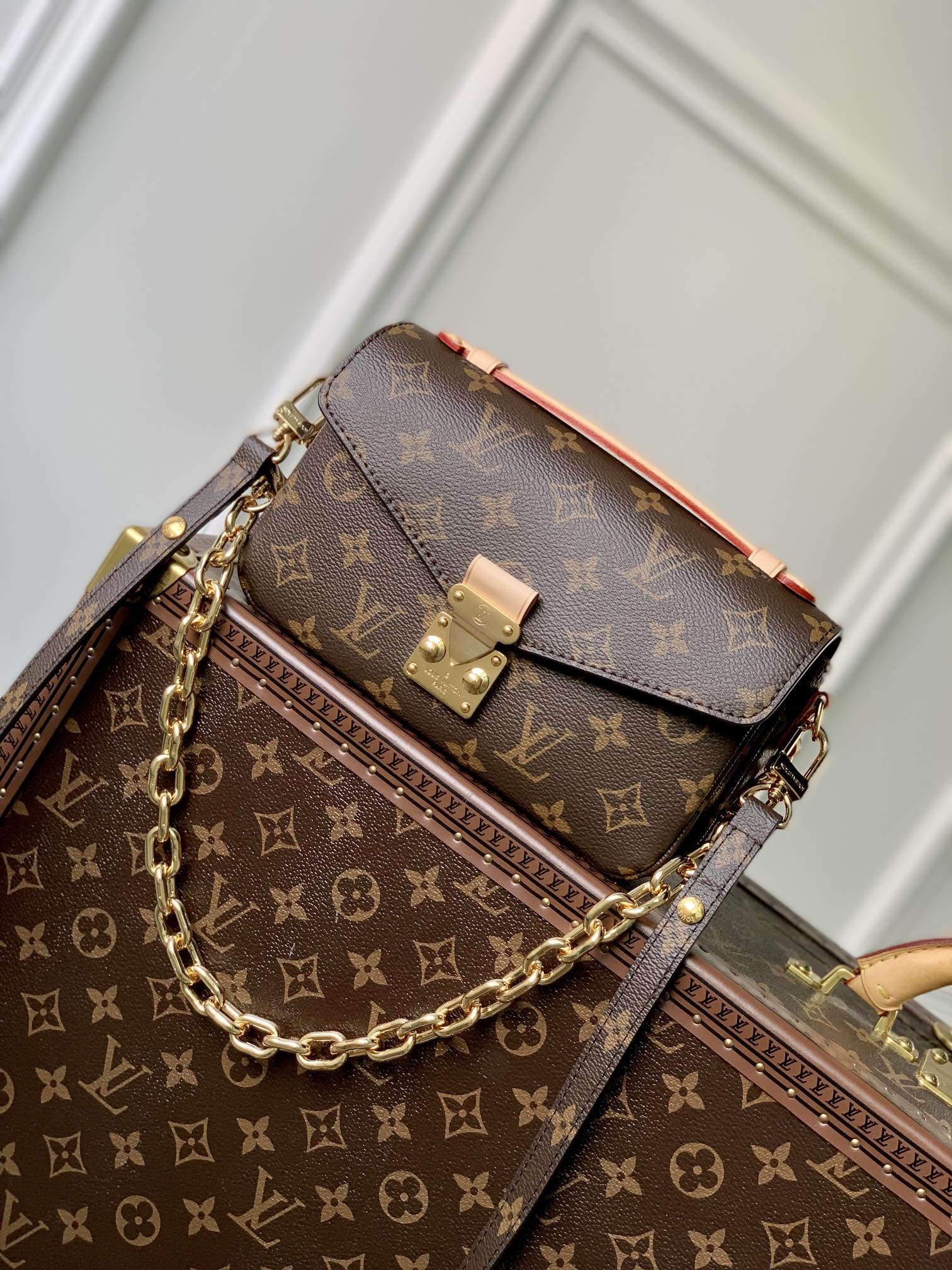 LV 一比一 Monogram 經典老花鏈條斜背包 金扣女士翻蓋單肩包
