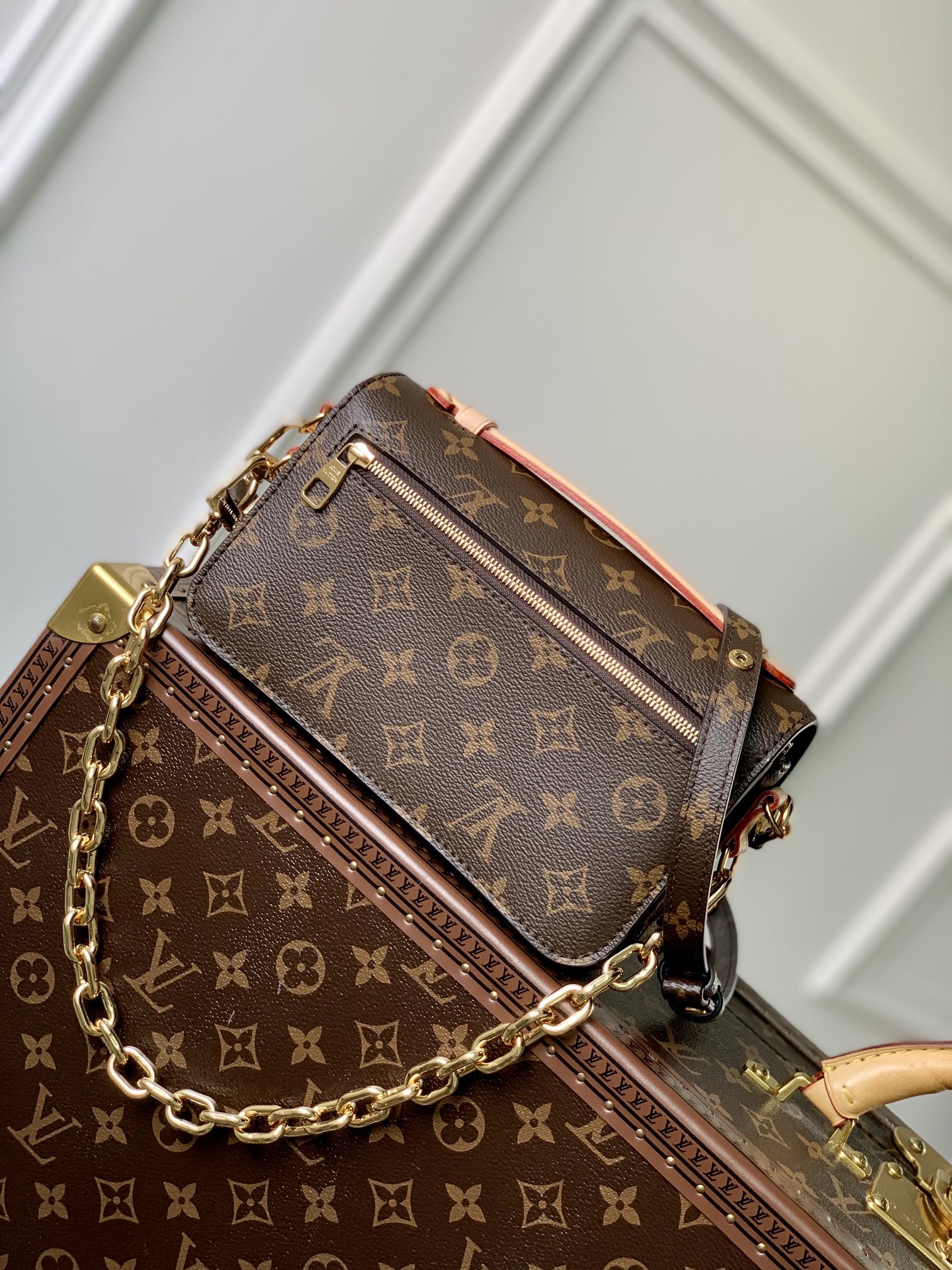 LV 一比一 Monogram 經典老花鏈條斜背包 金扣女士翻蓋單肩包