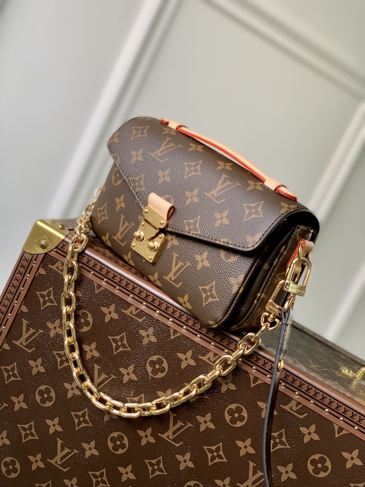 LV 一比一 Monogram 經典老花鏈條斜背包 金扣女士翻蓋單肩包