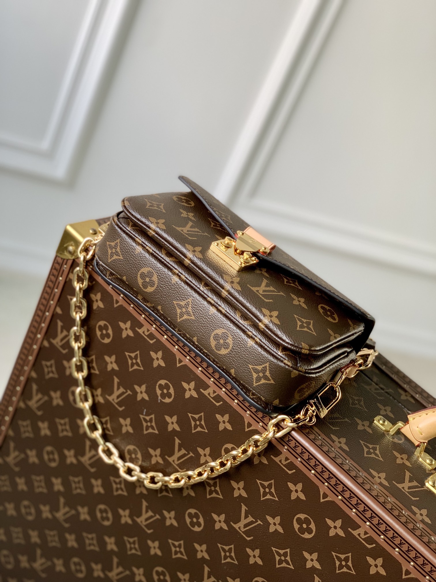 LV 一比一 Monogram 經典老花鏈條斜背包 金扣女士翻蓋單肩包