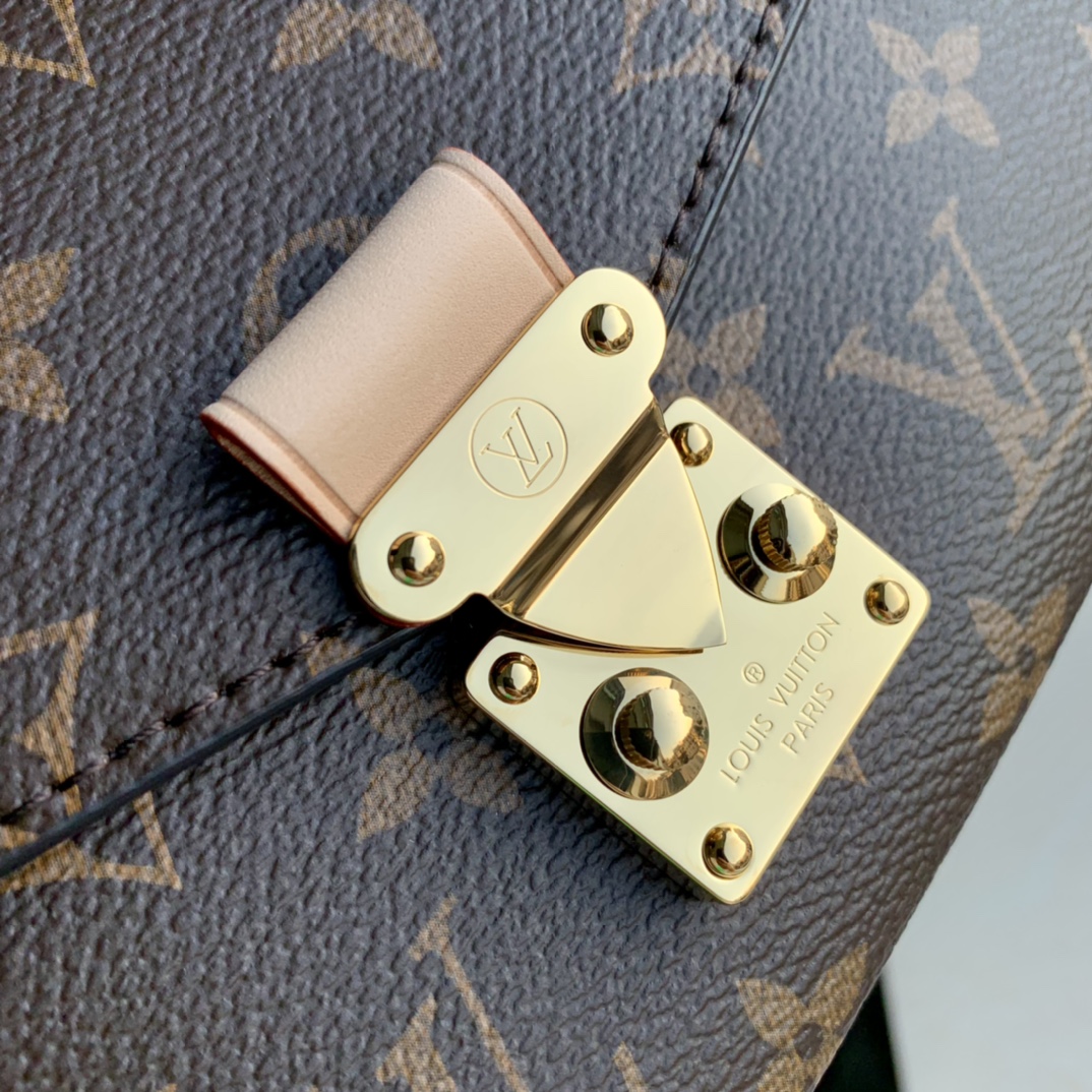 LV 一比一 Monogram 經典老花鏈條斜背包 金扣女士翻蓋單肩包