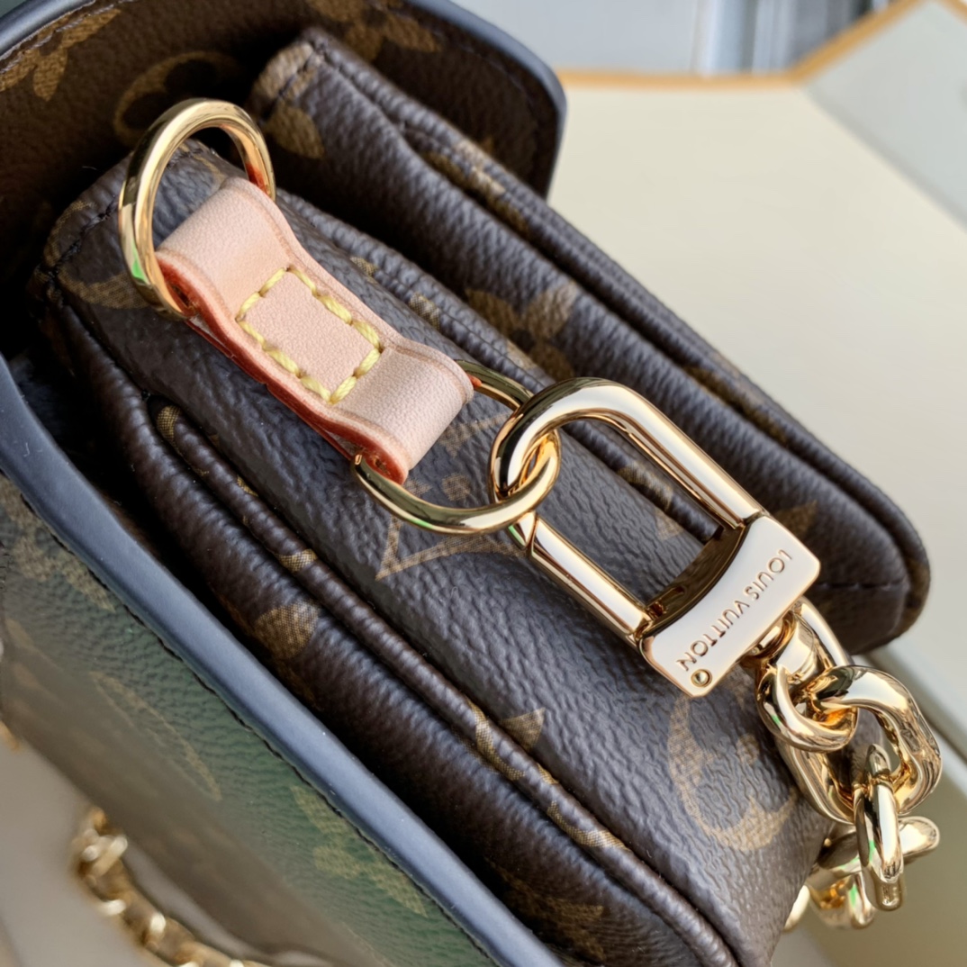 LV 一比一 Monogram 經典老花鏈條斜背包 金扣女士翻蓋單肩包