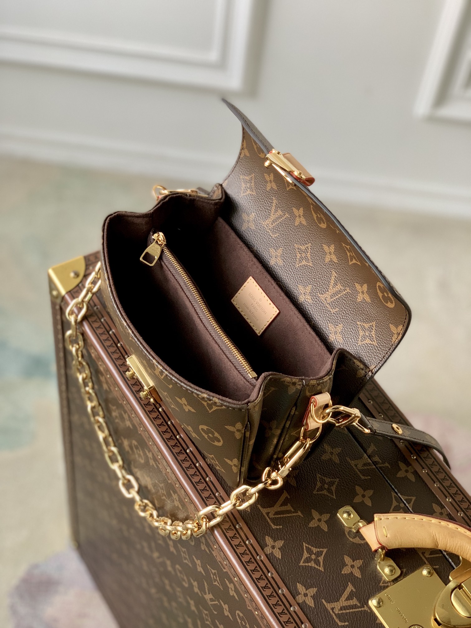 LV 一比一 Monogram 經典老花鏈條斜背包 金扣女士翻蓋單肩包