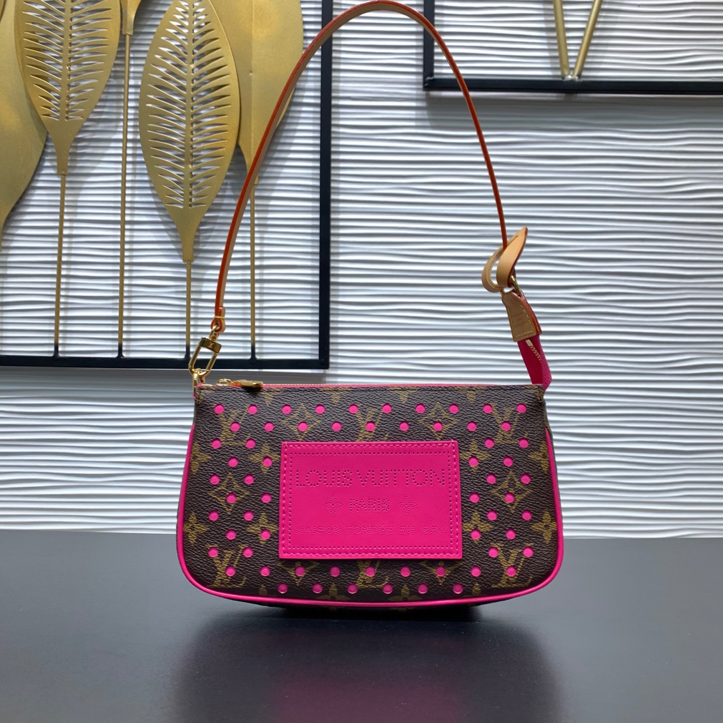 LV 高仿 Monogram 粉色穿孔腋下包 桃紅拼色女士單肩手袋