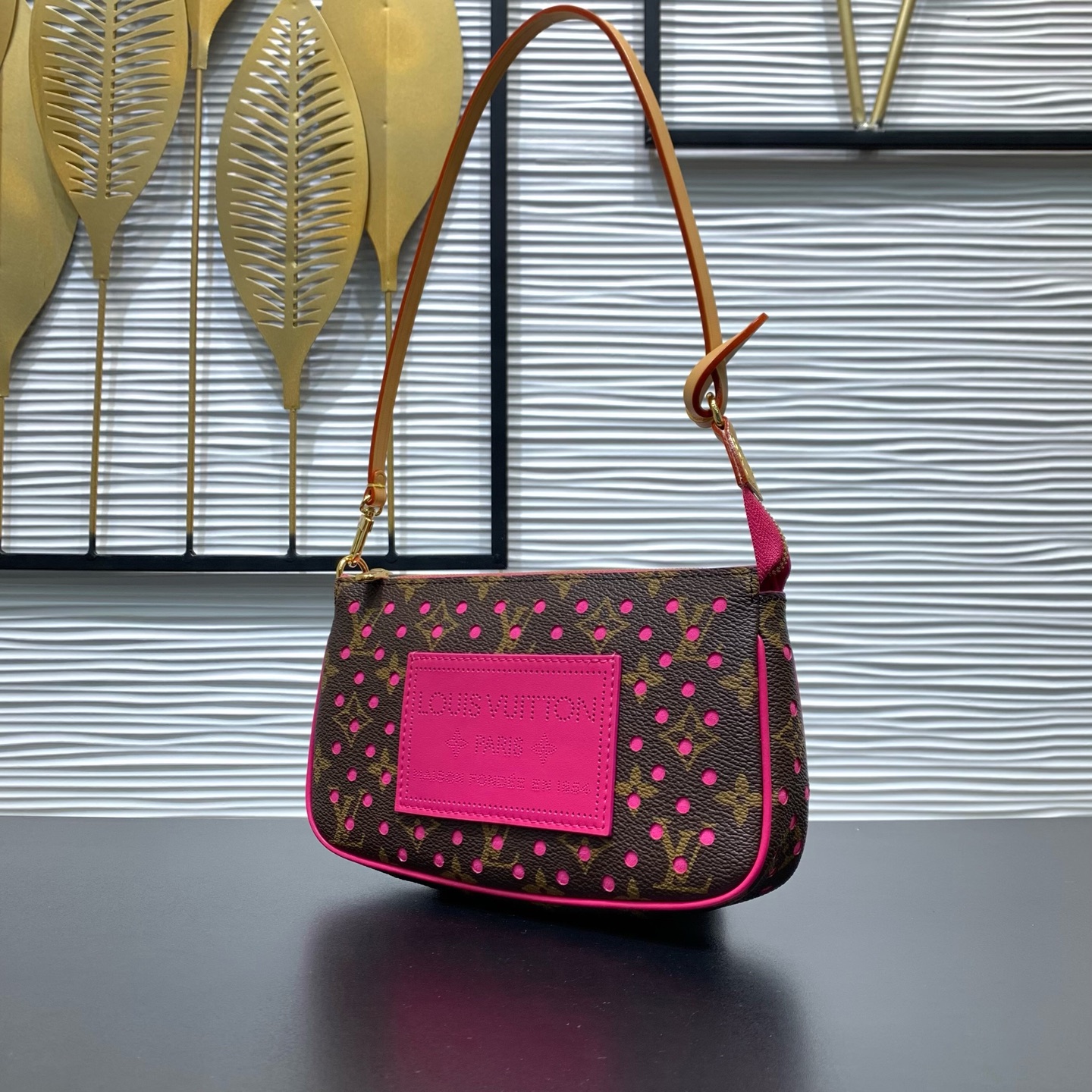LV 高仿 Monogram 粉色穿孔腋下包 桃紅拼色女士單肩手袋