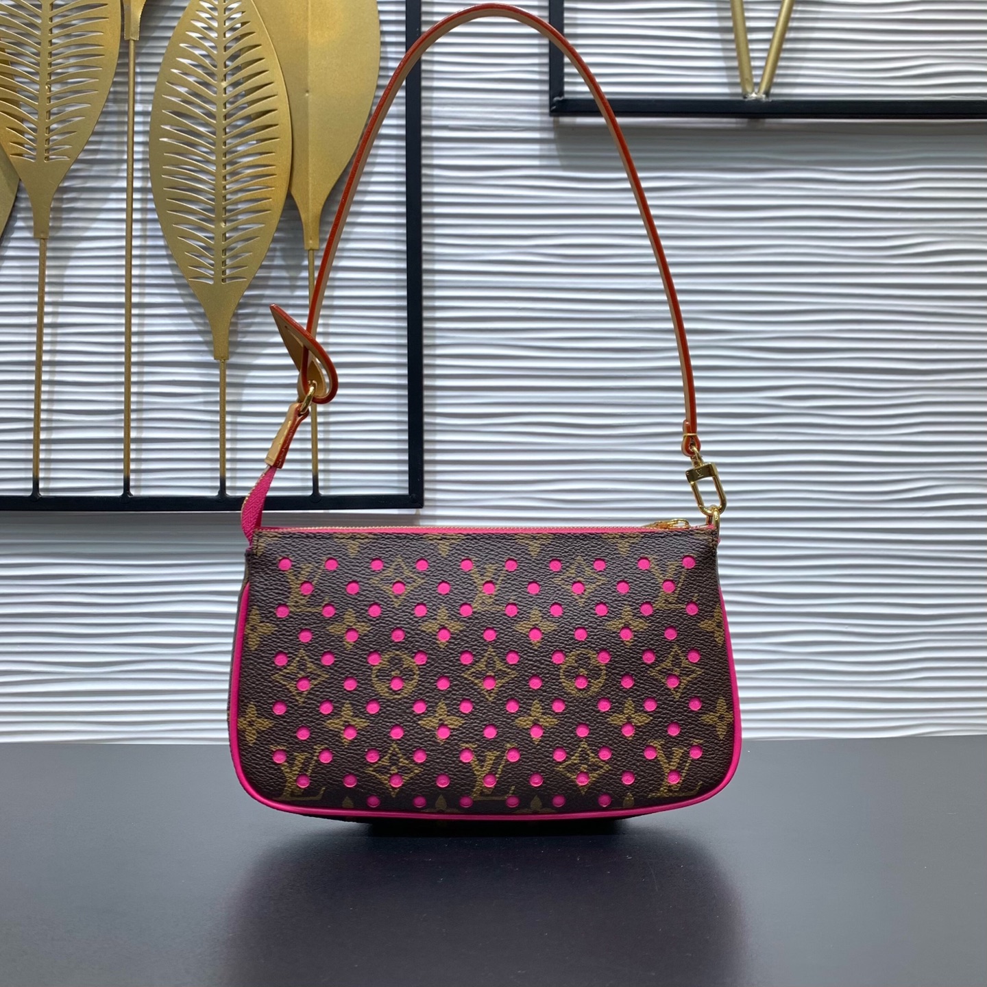 LV 高仿 Monogram 粉色穿孔腋下包 桃紅拼色女士單肩手袋