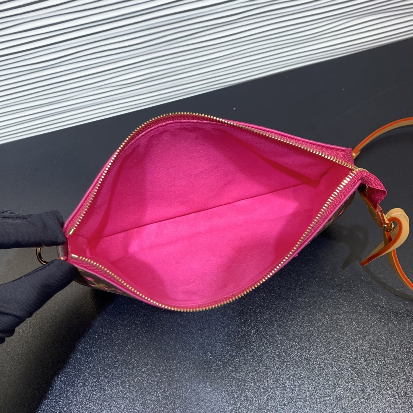 LV 高仿 Monogram 粉色穿孔腋下包 桃紅拼色女士單肩手袋