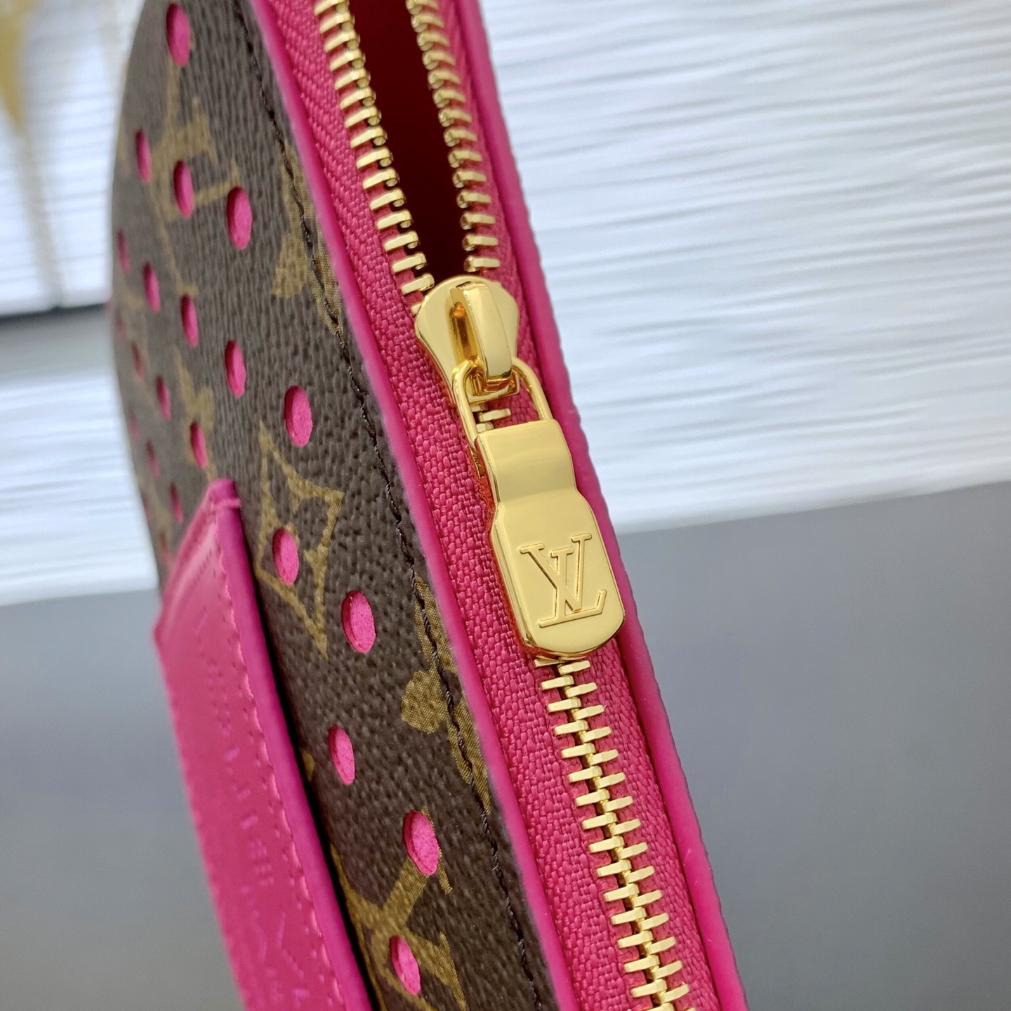 LV 高仿 Monogram 粉色穿孔腋下包 桃紅拼色女士單肩手袋
