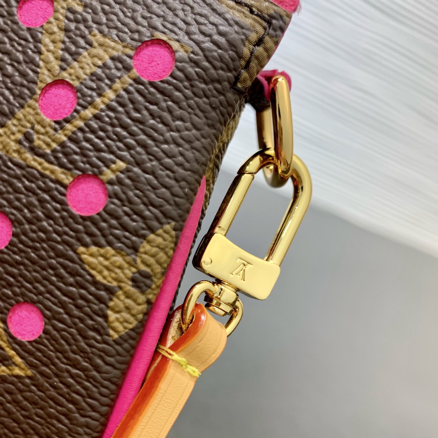 LV 高仿 Monogram 粉色穿孔腋下包 桃紅拼色女士單肩手袋