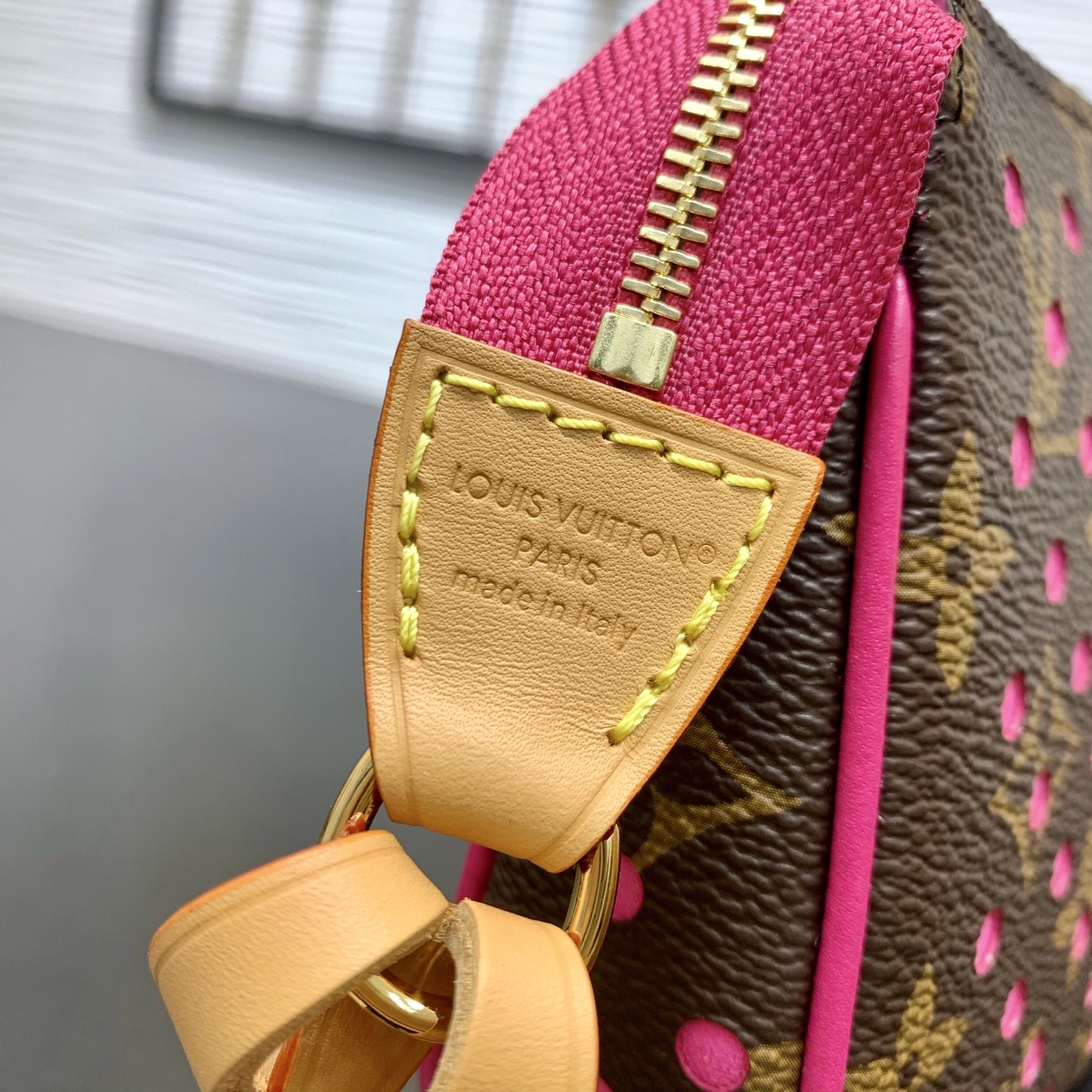 LV 高仿 Monogram 粉色穿孔腋下包 桃紅拼色女士單肩手袋