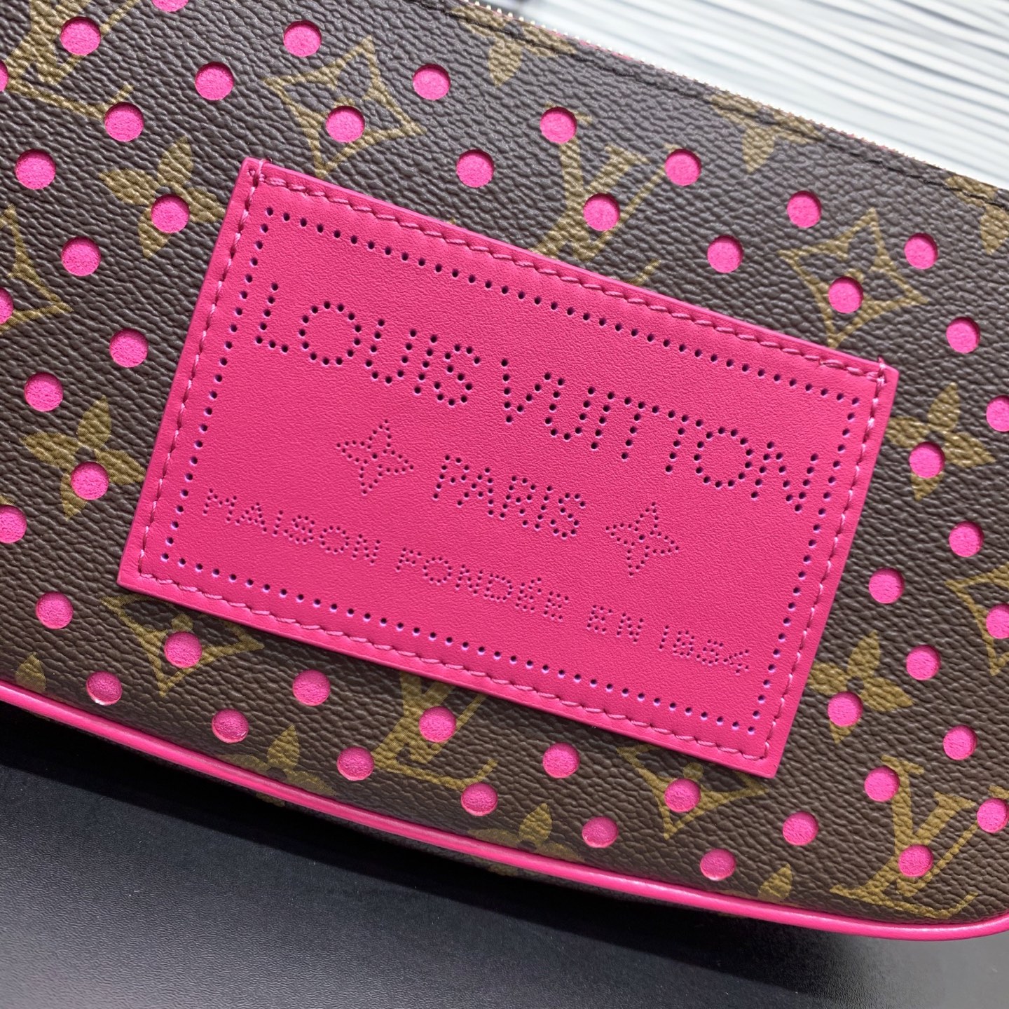 LV 高仿 Monogram 粉色穿孔腋下包 桃紅拼色女士單肩手袋