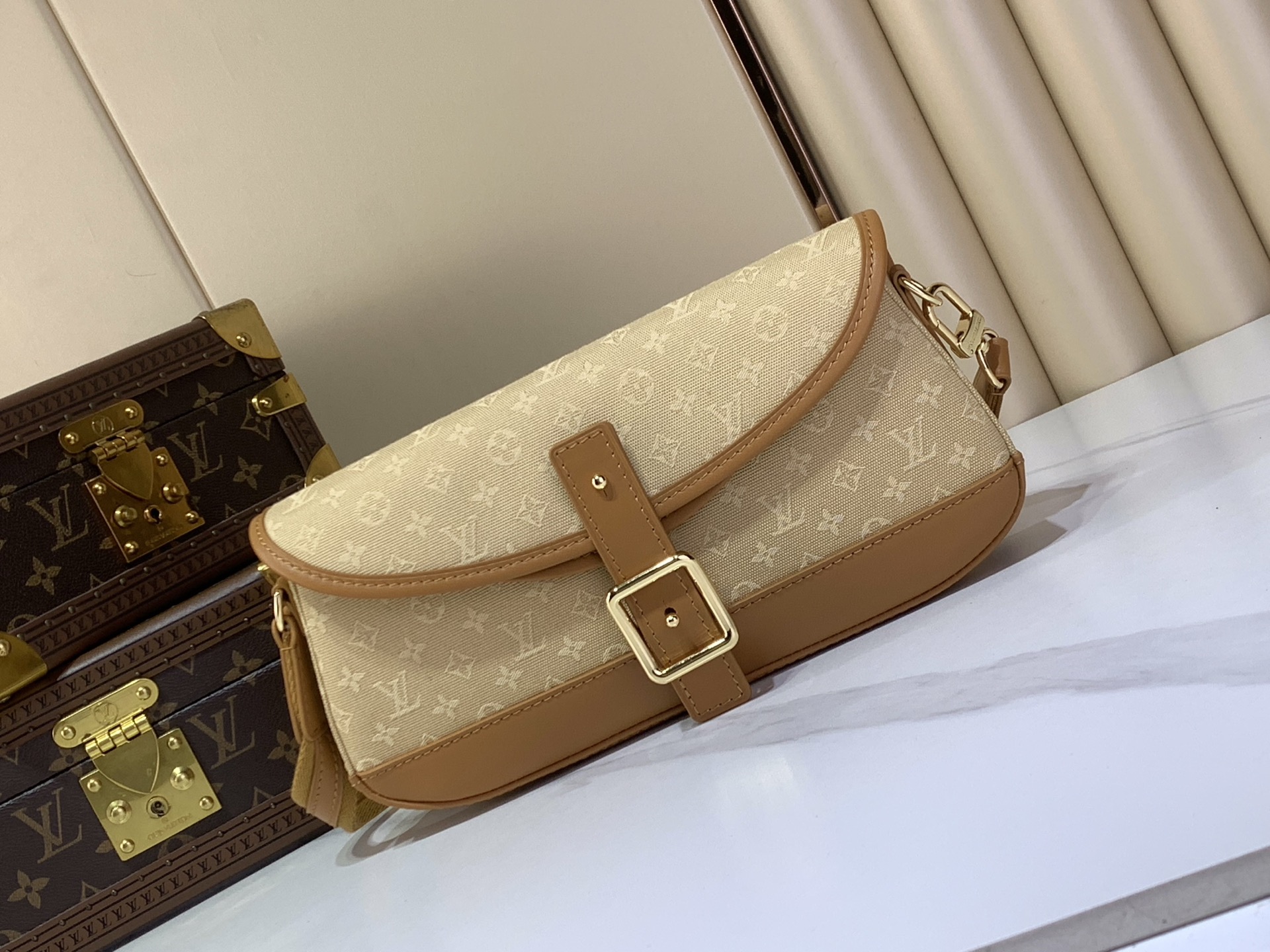 LV高仿米杏色老花馬鞍包 焦糖棕皮革金扣斜背女包