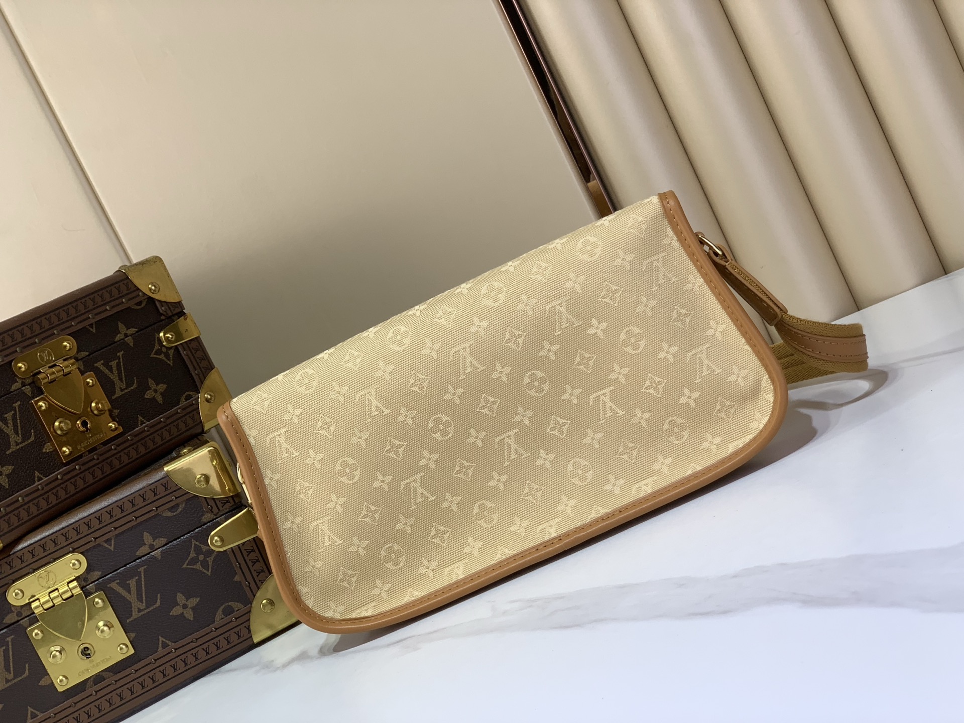 LV高仿米杏色老花馬鞍包 焦糖棕皮革金扣斜背女包