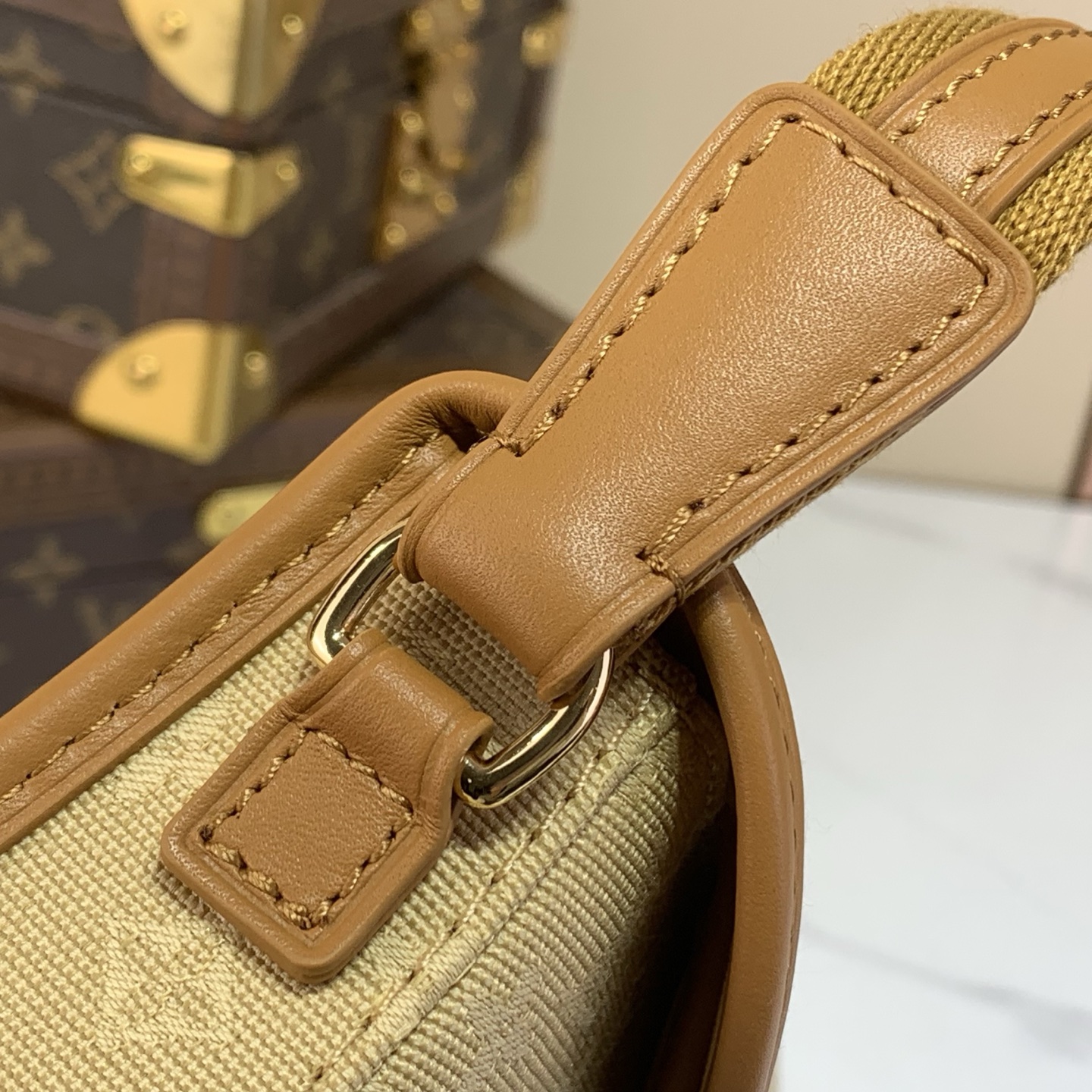 LV高仿米杏色老花馬鞍包 焦糖棕皮革金扣斜背女包