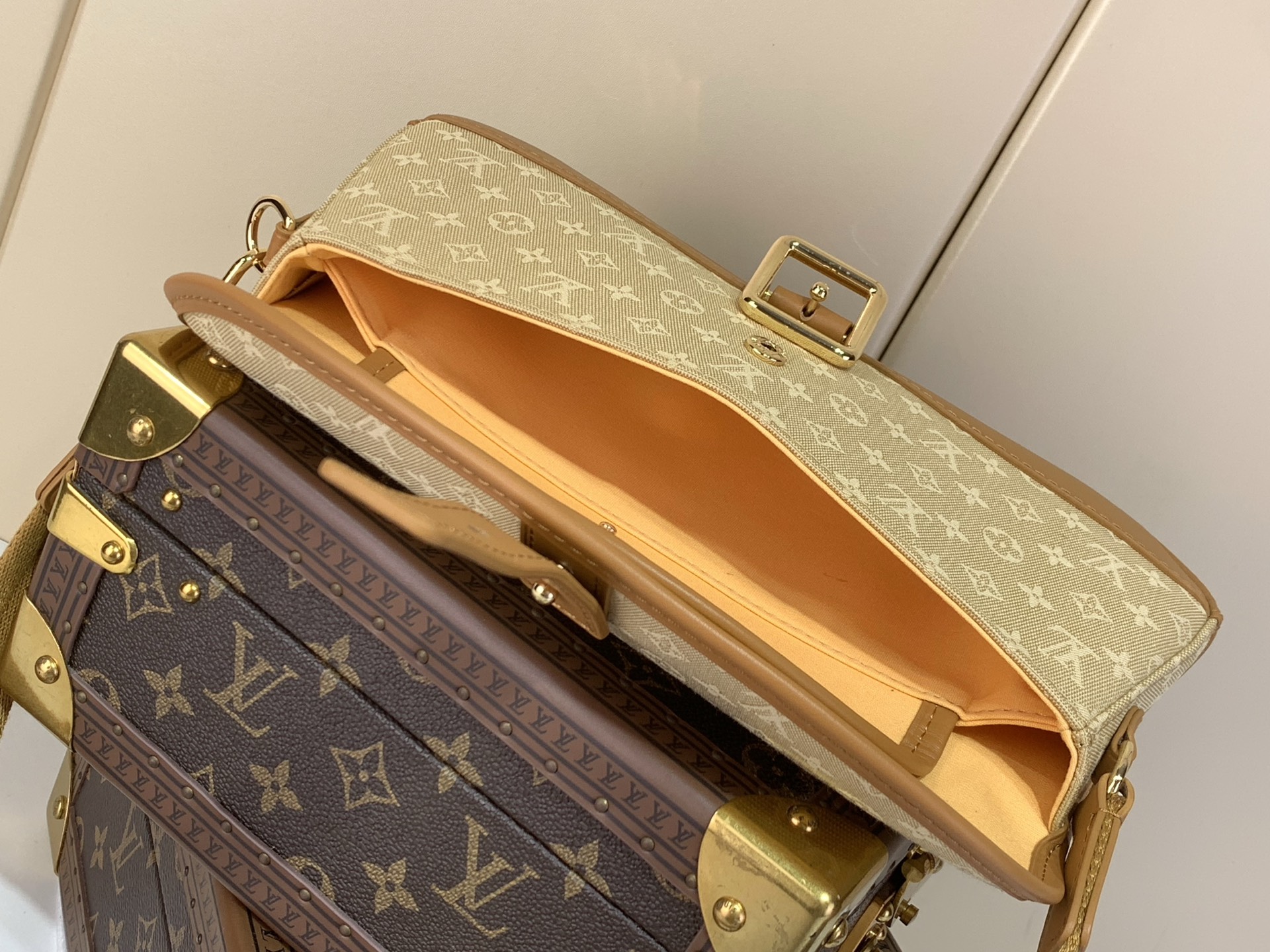 LV高仿米杏色老花馬鞍包 焦糖棕皮革金扣斜背女包