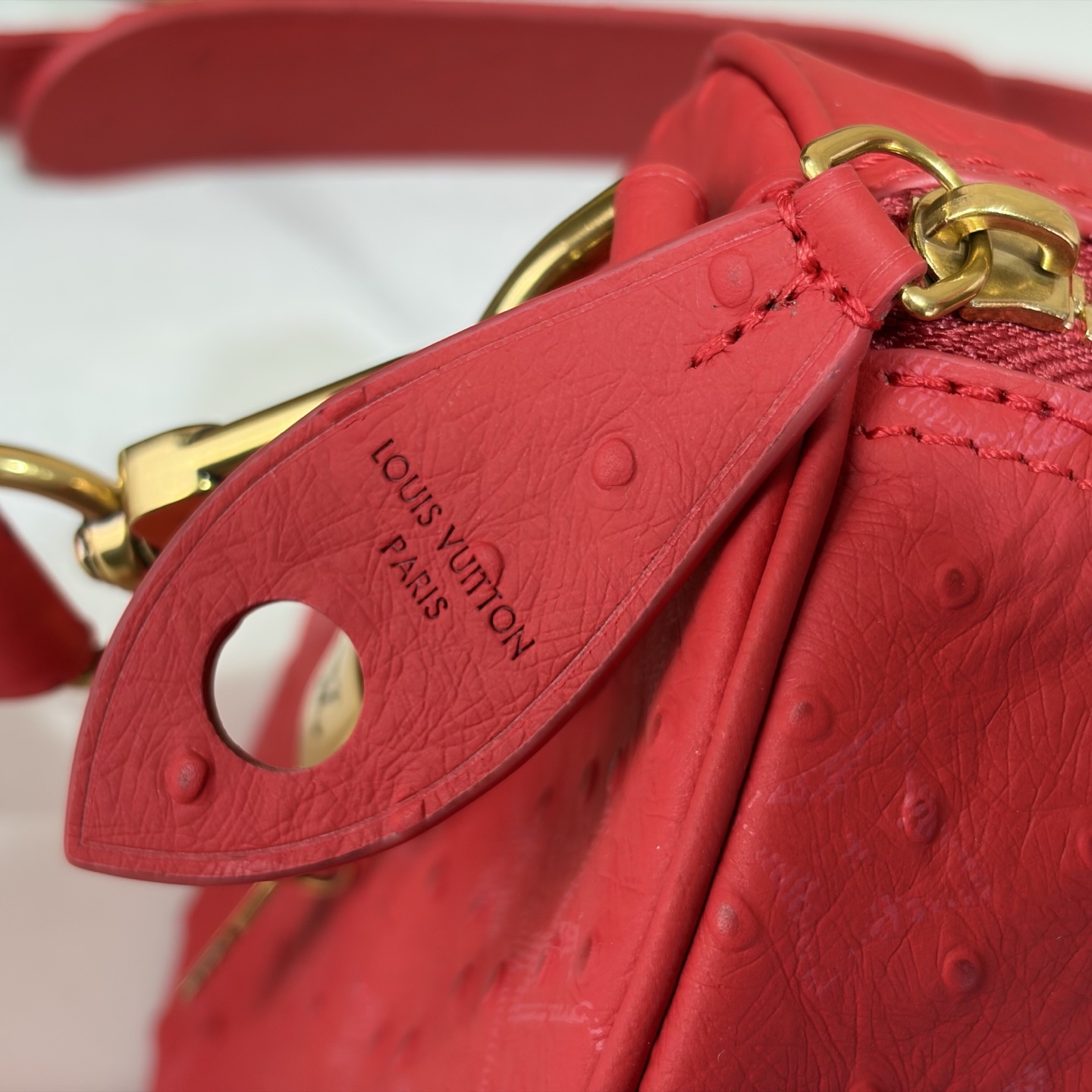 LV高仿紅色Monogram壓紋皮革旅行手提包 寬肩帶斜背包| 16 LV高仿紅色Monogram壓紋皮革旅行手提包 寬肩帶斜背包
