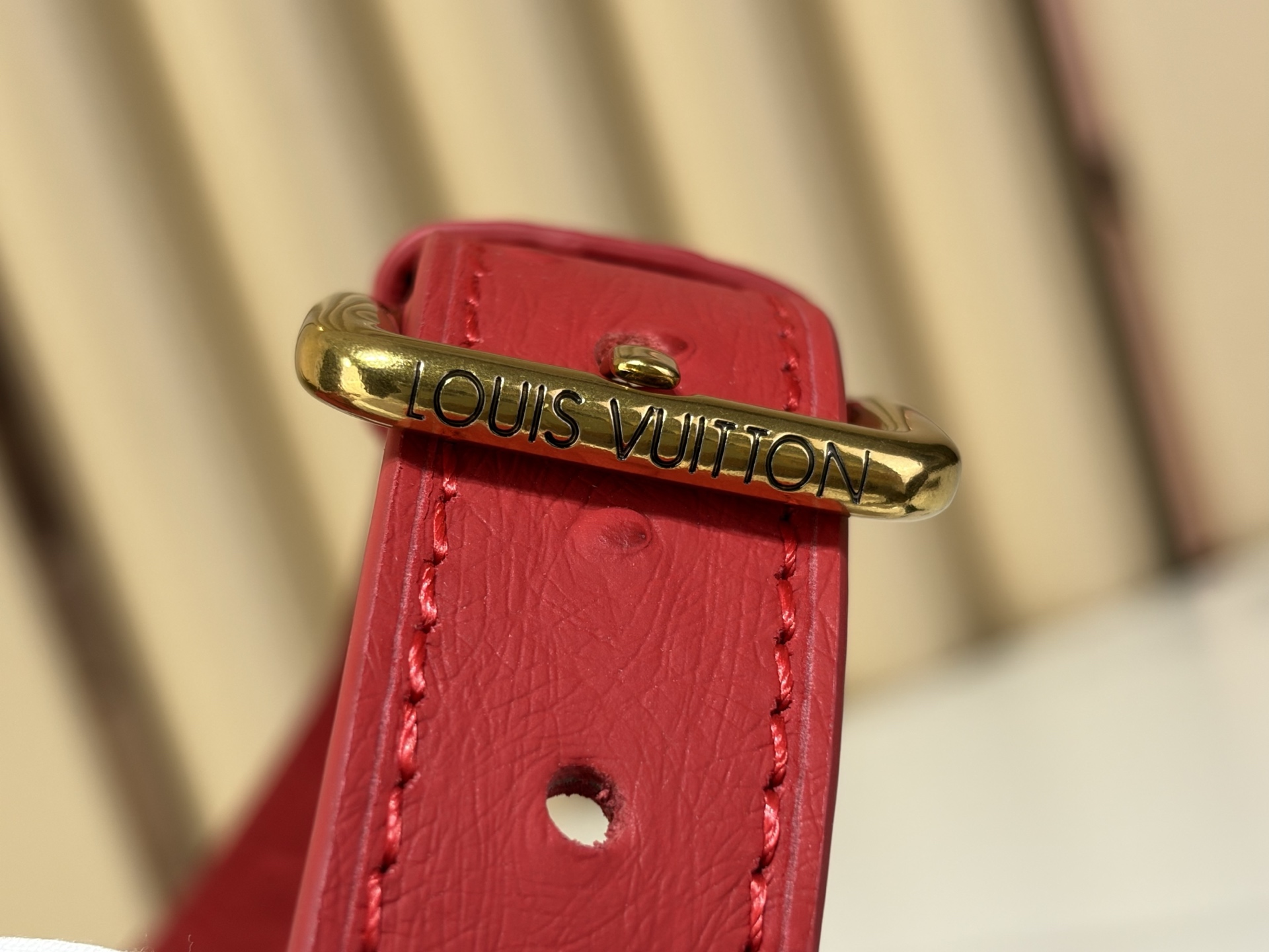 LV高仿紅色Monogram壓紋皮革旅行手提包 寬肩帶斜背包| 15 LV高仿紅色Monogram壓紋皮革旅行手提包 寬肩帶斜背包