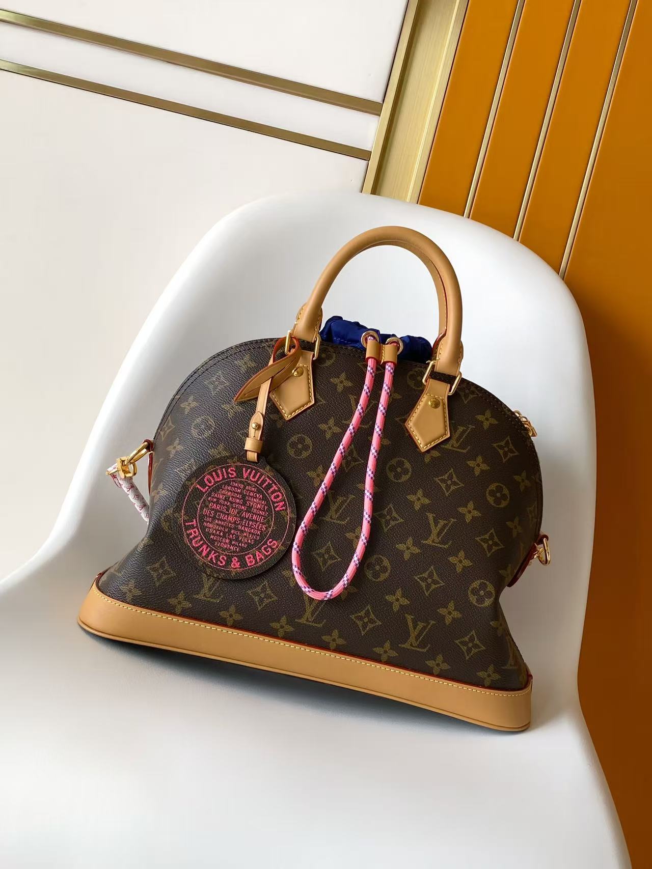 LV高仿Alma Monogram老花徽章拼色手提包 女士貝殼包