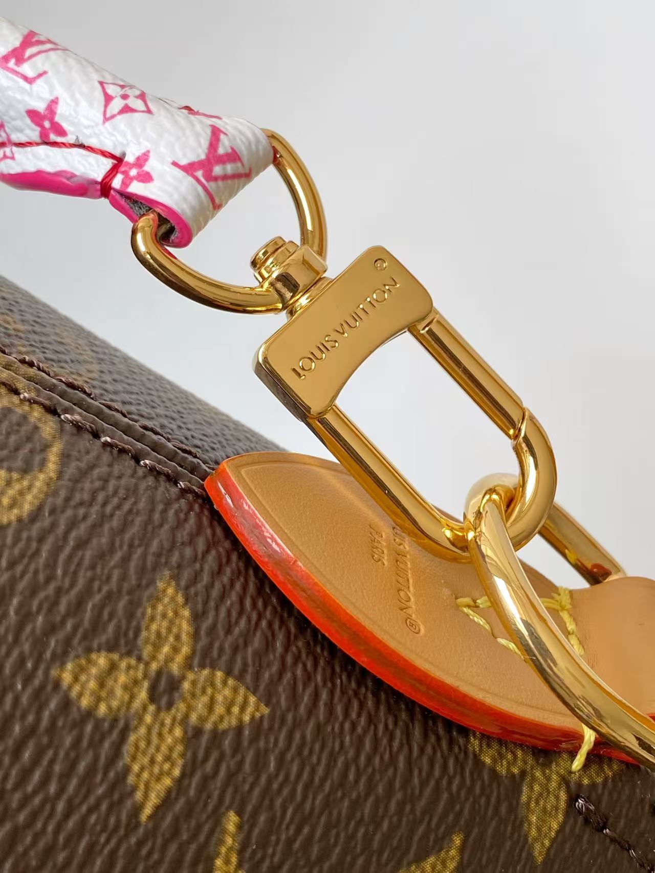 LV高仿Alma Monogram老花徽章拼色手提包 女士貝殼包