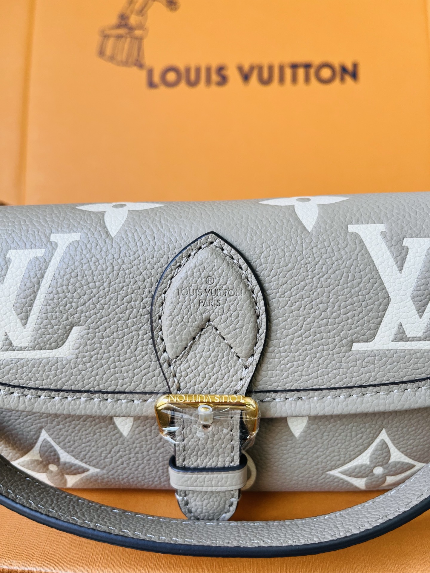 LV一比一米灰色大Monogram皮革翻蓋包 金扣女士斜背包| 14 LV一比一米灰色大Monogram皮革翻蓋包 金扣女士斜背包
