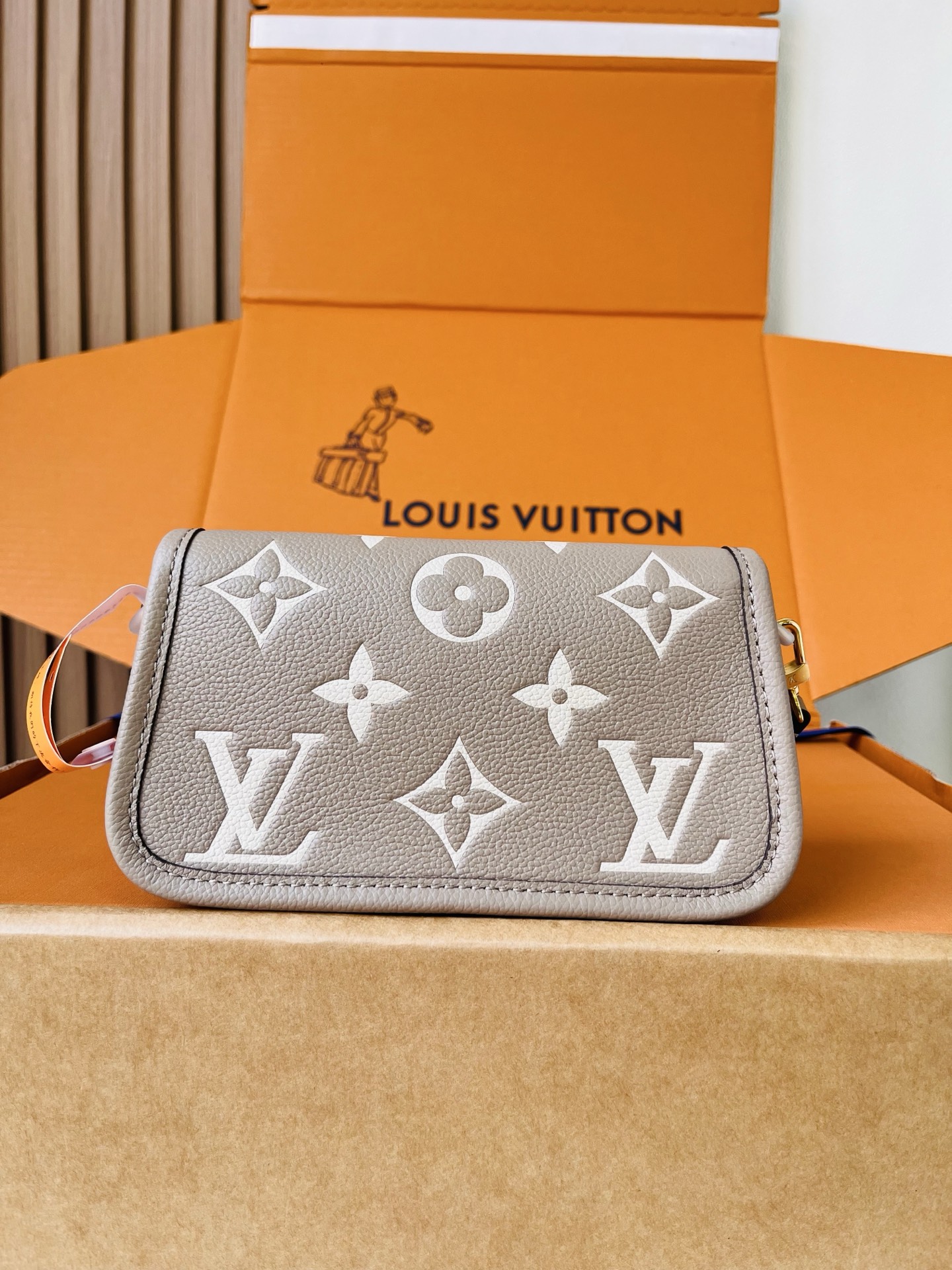 LV一比一米灰色大Monogram皮革翻蓋包 金扣女士斜背包| 10 LV一比一米灰色大Monogram皮革翻蓋包 金扣女士斜背包
