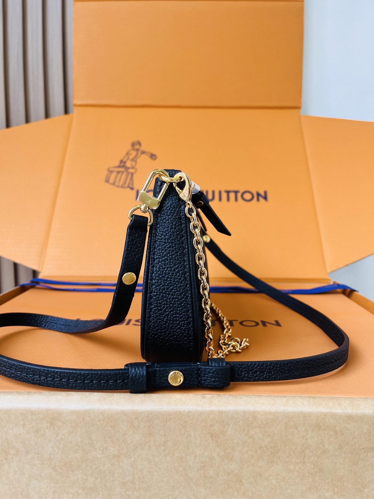 LV高仿黑色Monogram Empreinte鏈條腋下包 女士皮革斜背包| 13 LV高仿黑色Monogram Empreinte鏈條腋下包 女士皮革斜背包