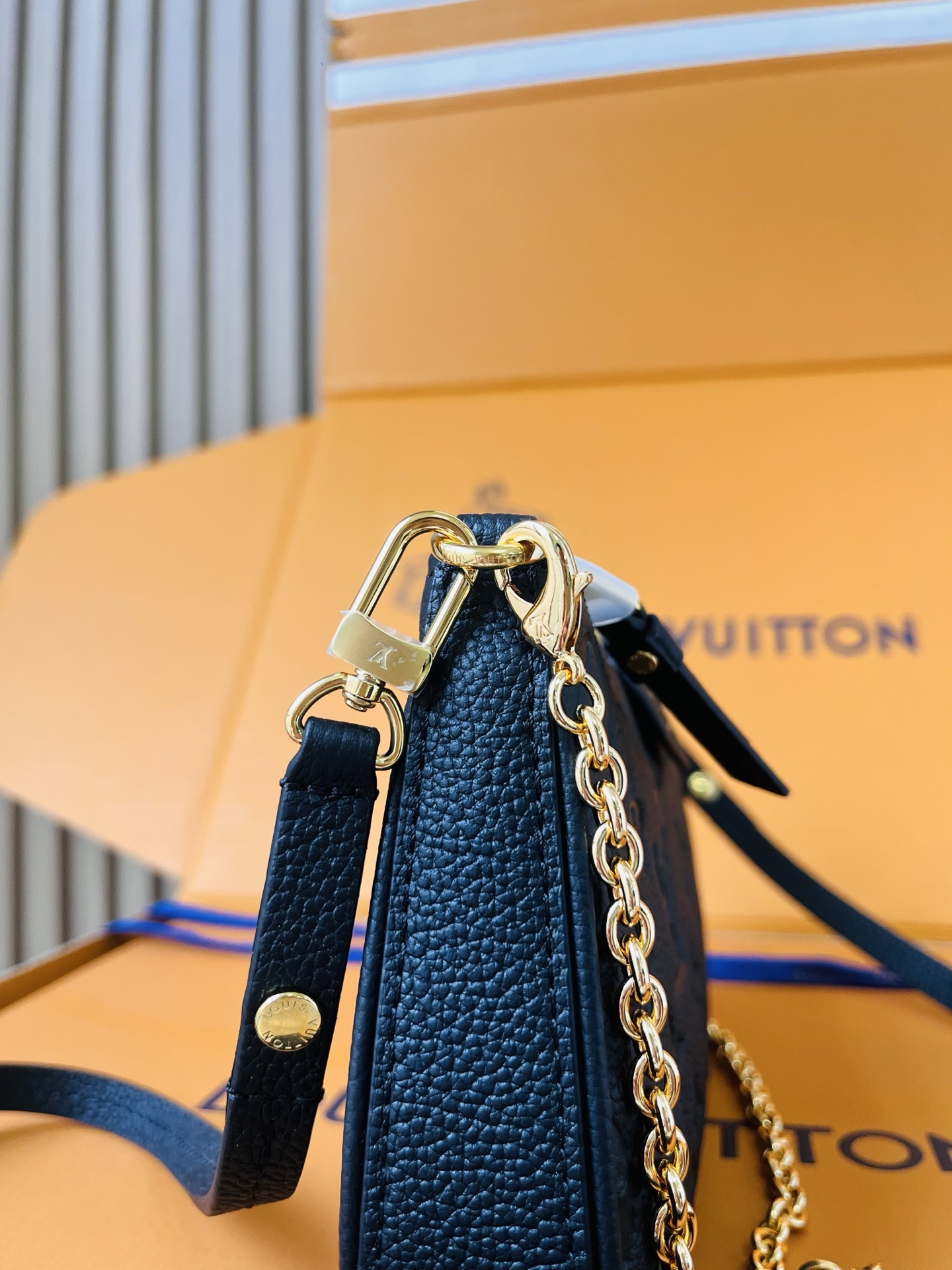 LV高仿黑色Monogram Empreinte鏈條腋下包 女士皮革斜背包| 12 LV高仿黑色Monogram Empreinte鏈條腋下包 女士皮革斜背包